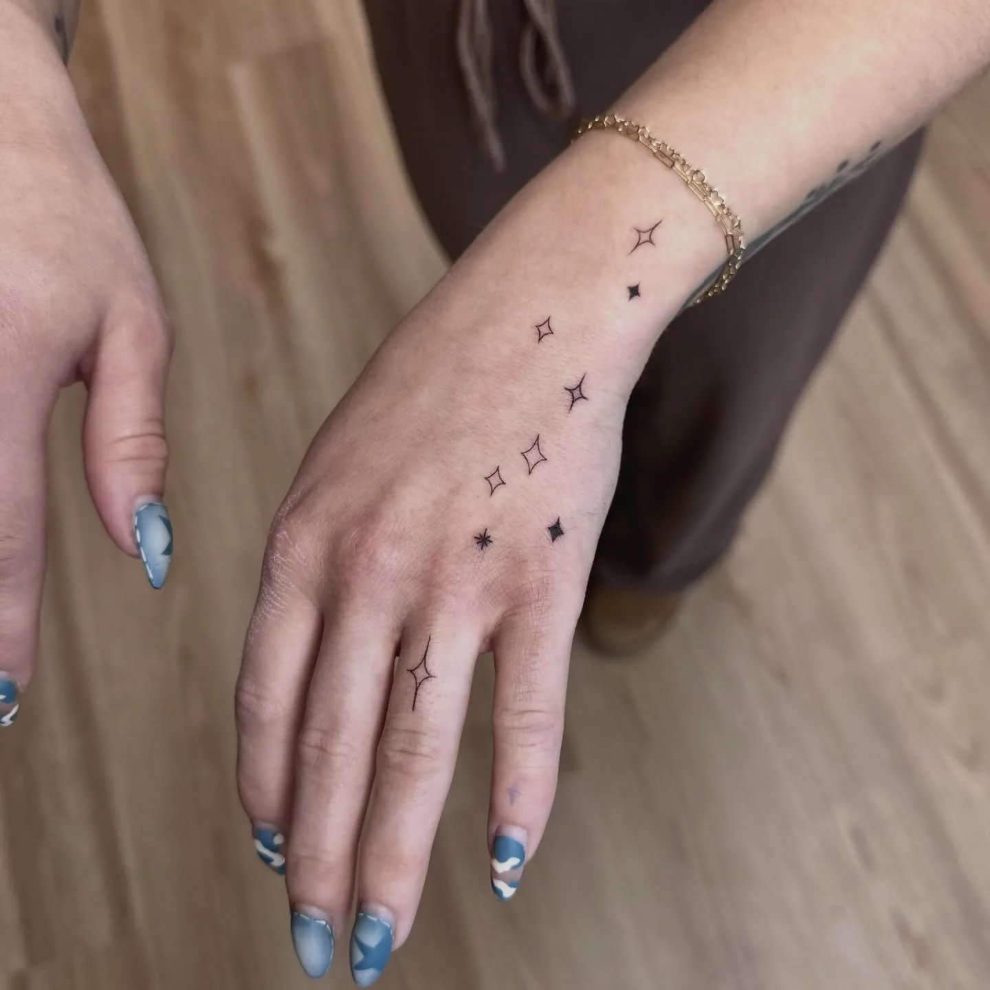 Some simple sparkle ✨💖 
&bull;
&bull;
&bull;
&bull;
&bull;
#sparkletattoo #sparkles #glittertattoo #startattoo #finelinetattoo