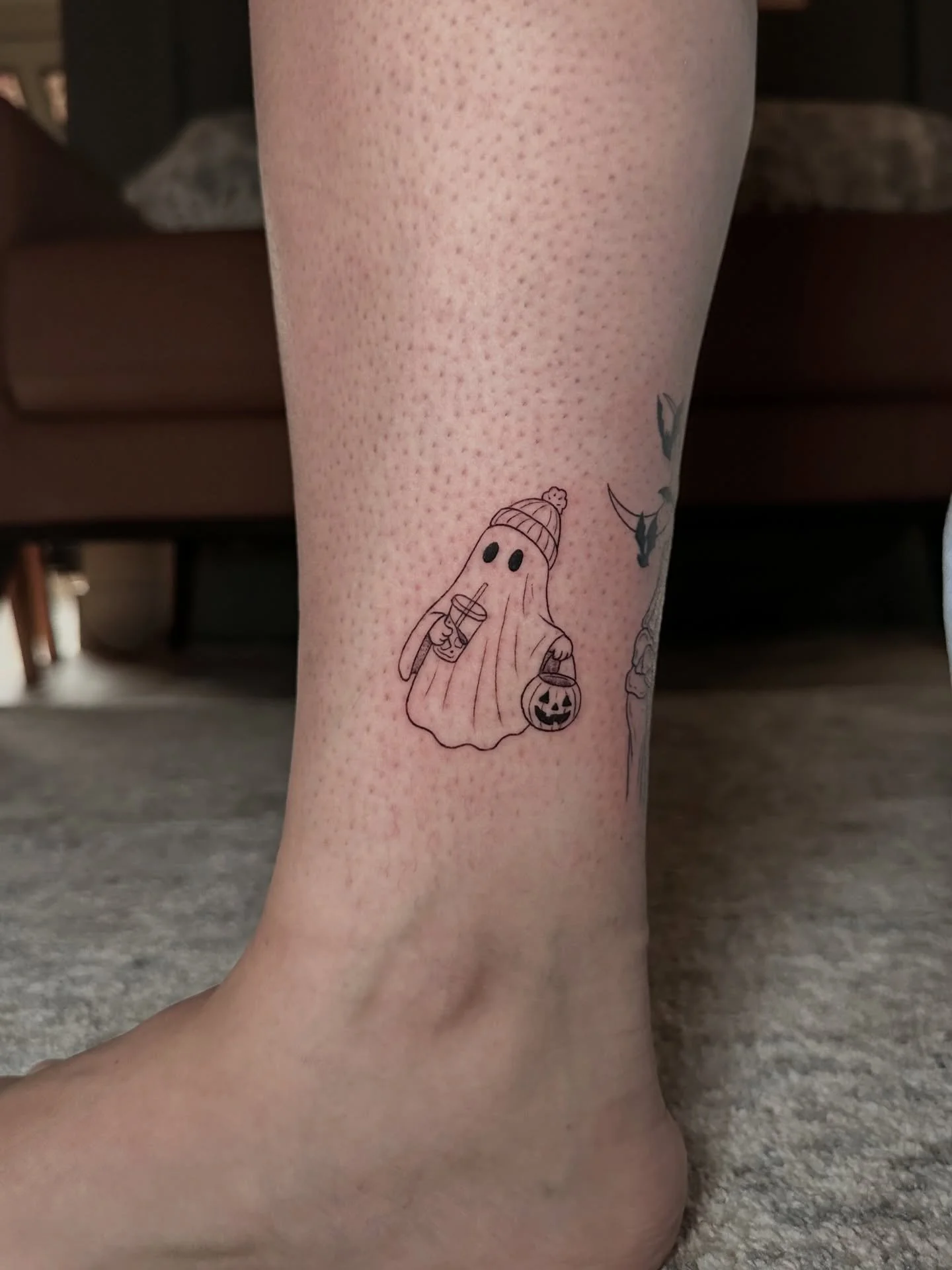 Swipe to see how I get into position for these photos 😂 *cue Willem Dafoe pics* 
&bull;
&bull;
&bull;
&bull;
&bull;
#finelinetattoo #spookytattoo #halloweenflash #matchingtattoo #bestietattoo