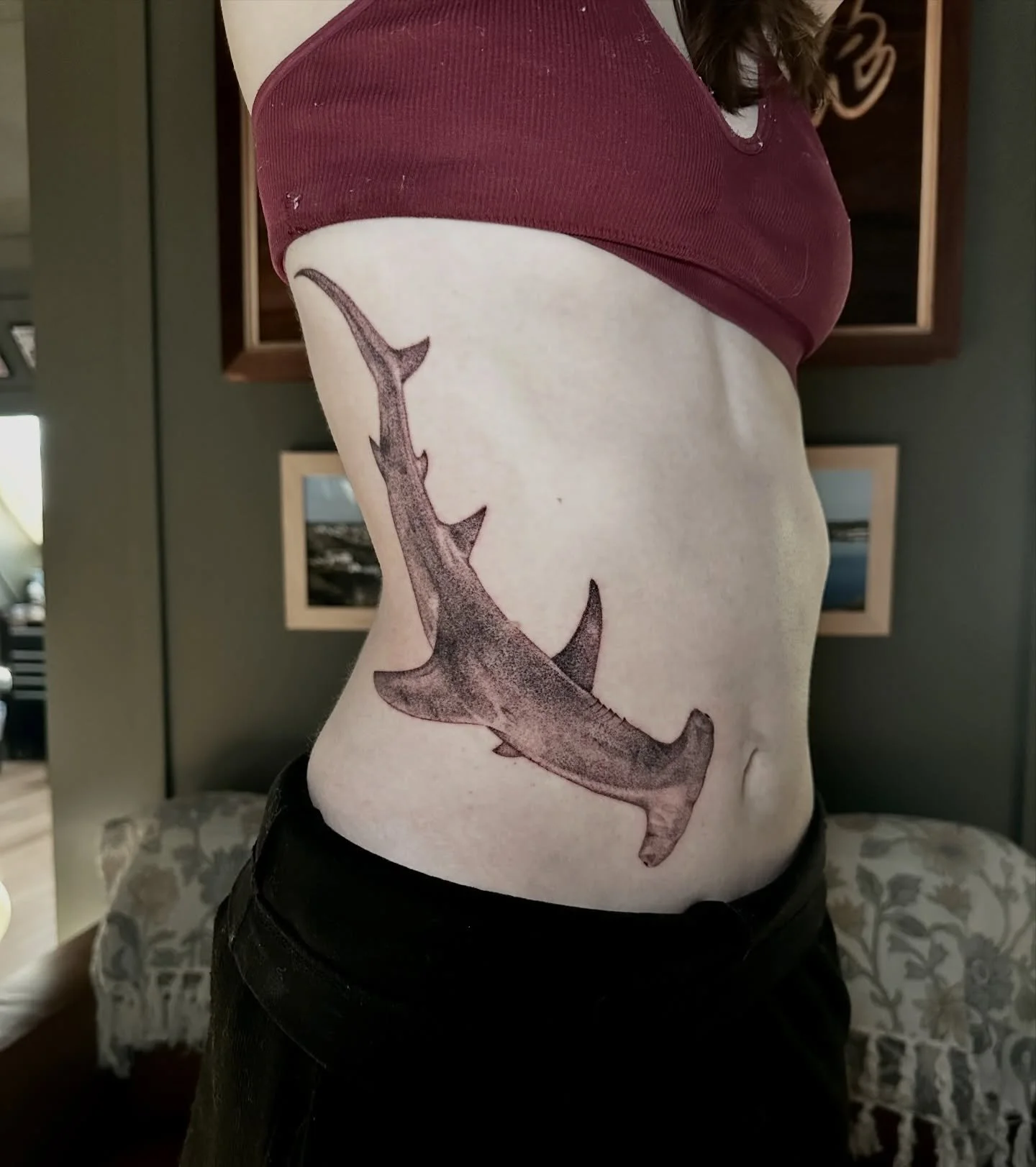Big fish 🔨🦈 
&bull;
&bull;
&bull;
&bull;
&bull;
#hammerhead #sharktattoo #hammerheadshark #ribtattoo #stomachtattoo