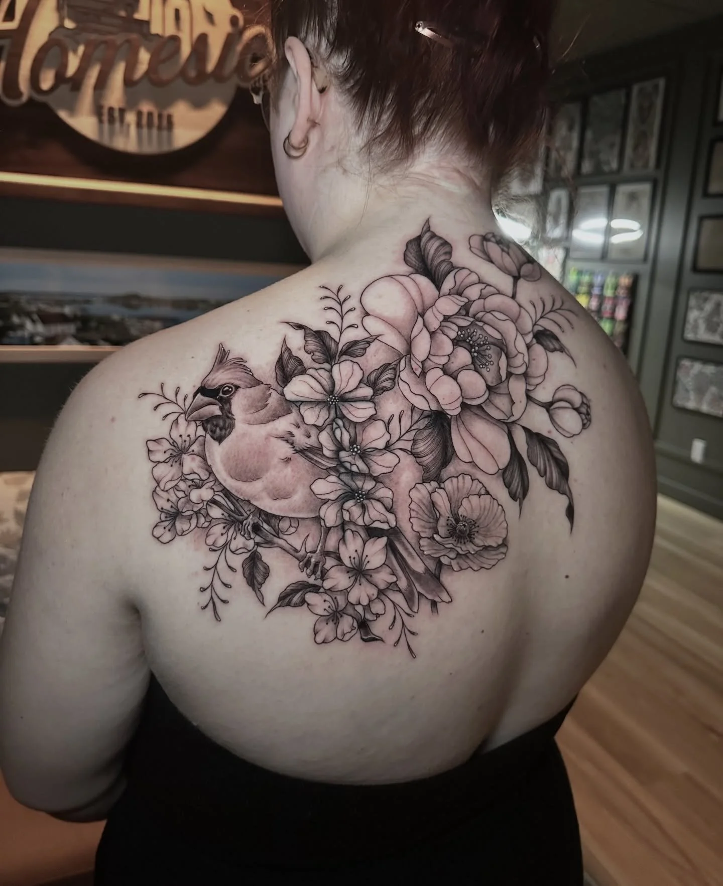 Swipe to see the cover up 😎 Bye bye &ldquo;Taith&rdquo; 👋🏼
&bull;
&bull;
&bull;
&bull;
&bull;
#coveruptattoo #floraltattoo #birdtattoo #coverup #backtattoo