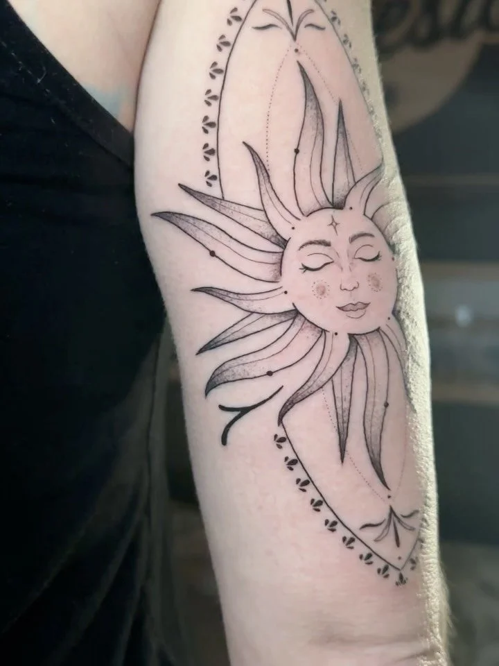 Part 2 ☀️ swipe to see it healed!

&bull;
&bull;
&bull;

#astrologytattoo #suntattoo #finelinetattoo #ornamentaltattoo #triceptattoo