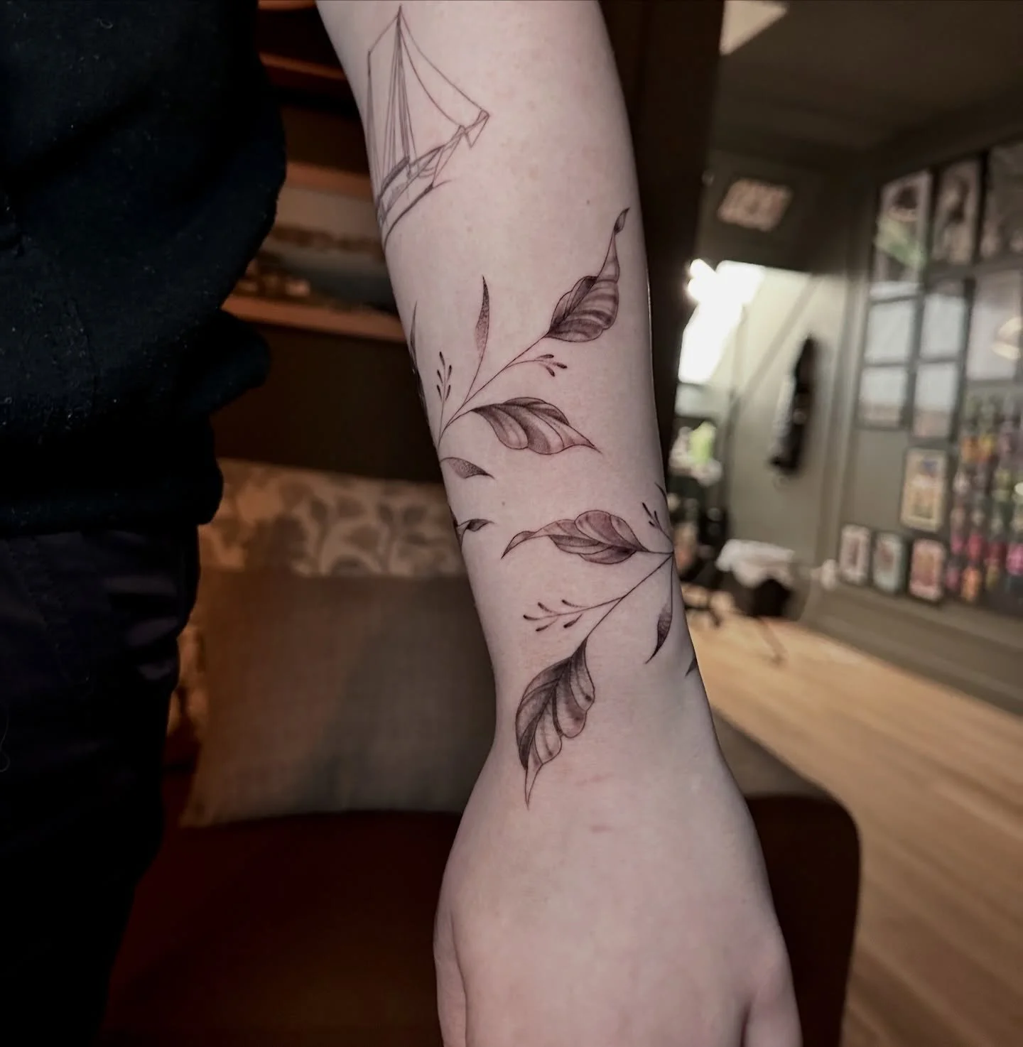 Freehand wrap :) 

&bull;
&bull;
&bull;

#vinetattoo #floraltattoo #wristtattoo #finelinetattoo #leaftattoo