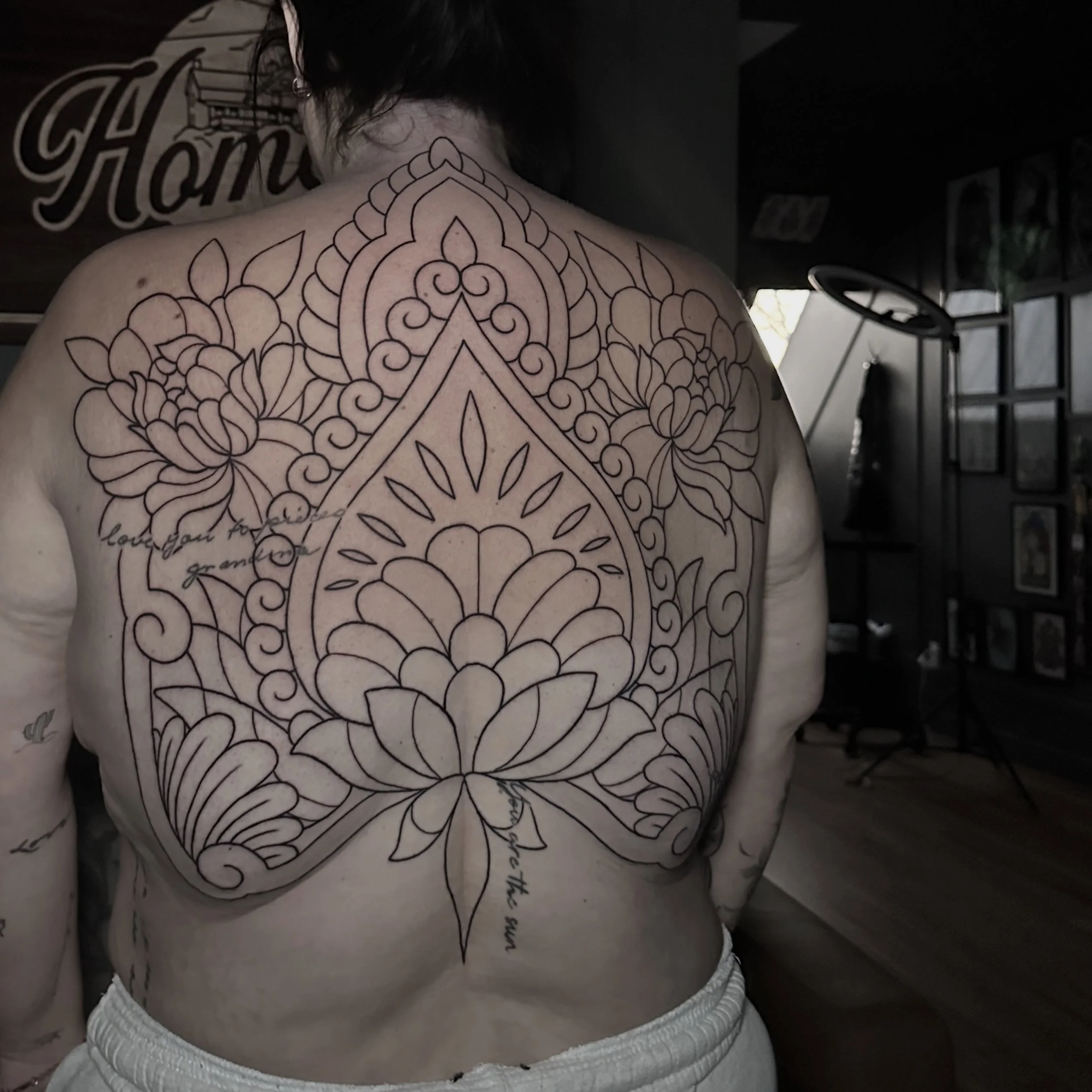 Linework for an ornamental back piece ft. client photo 🔥 excited on this one!! 
&bull;
&bull;
&bull;
#linework #backpiece #ornamentaltattoo #floraltattoo #tattooartist