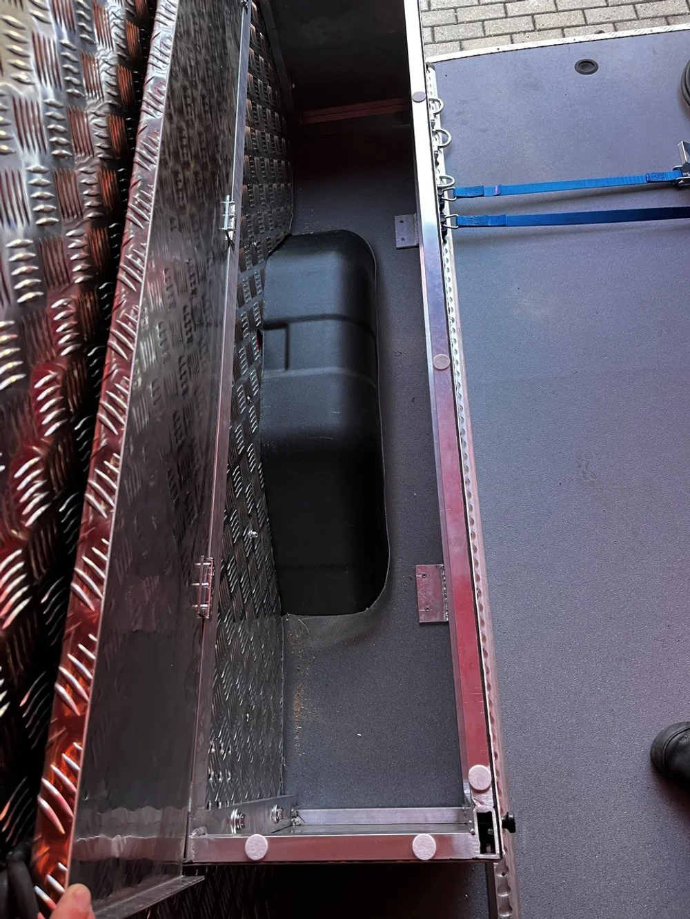 kotvení podlaha, box podběh, Transit (1) f.jpeg