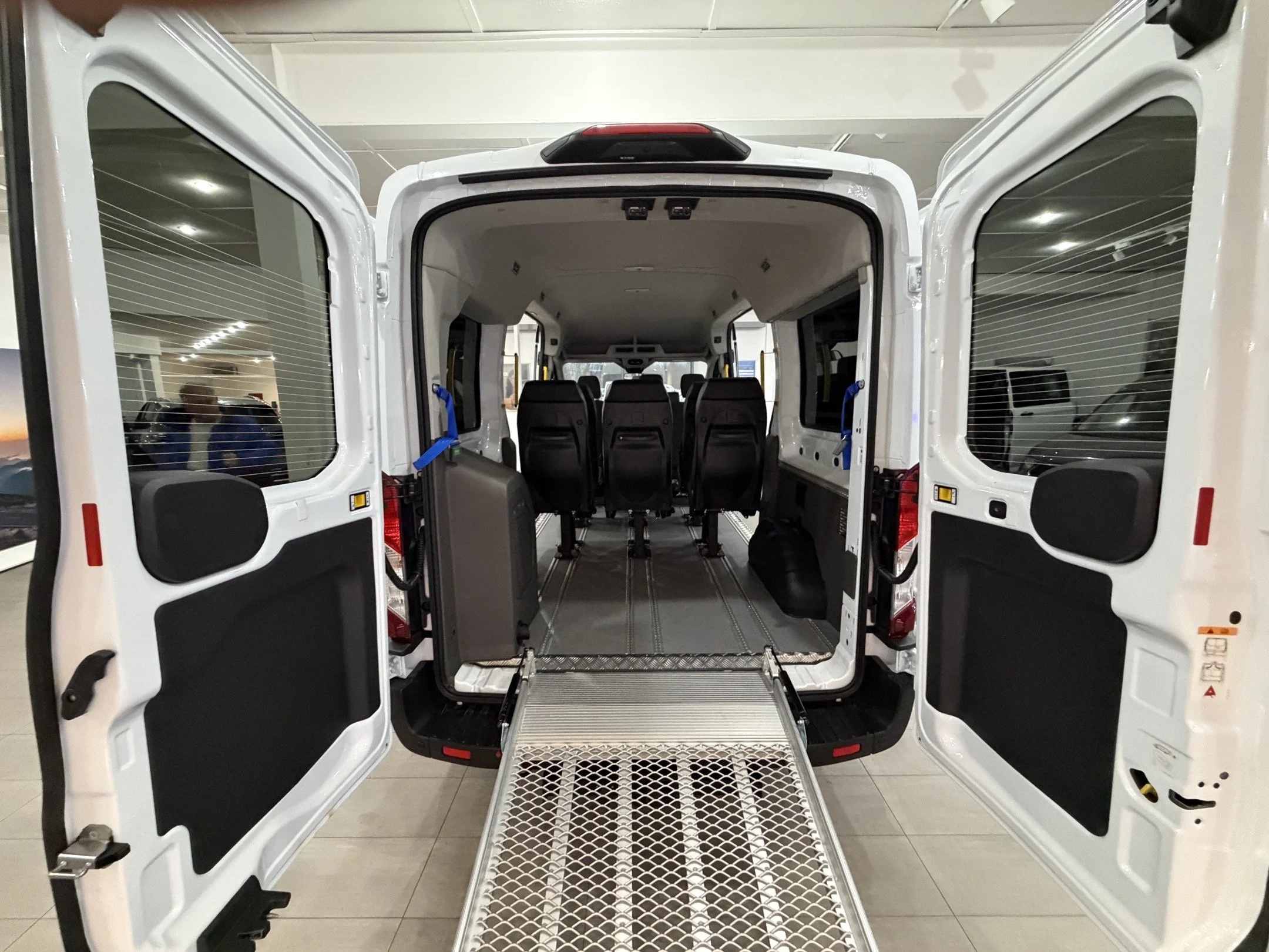 podlaha Handifloor, 6 sedadel/2 vozíky, manuální rampa (2)