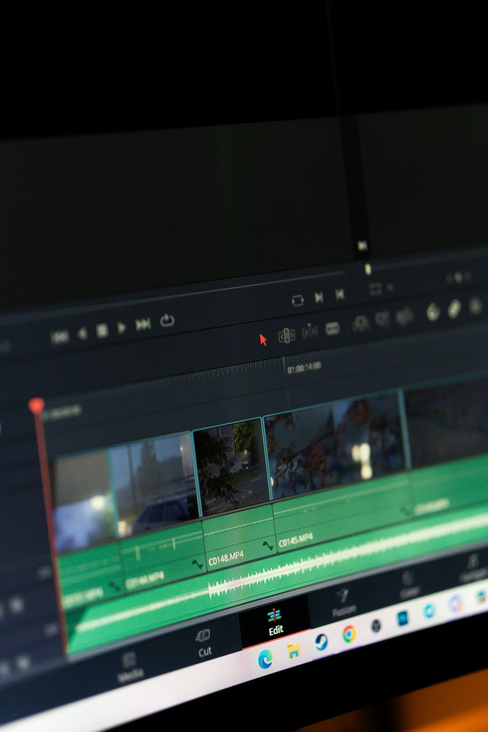 Bild eines Laptop-Bildschirms mit Video-Editing-Software, die einen Zeitstrahl mit mehreren Videoclips und Audiospuren zeigt.