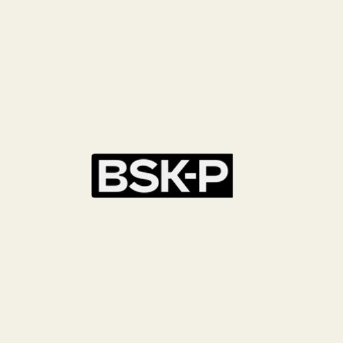 Logo BSK-P en noir et blanc sur fond beige clair.