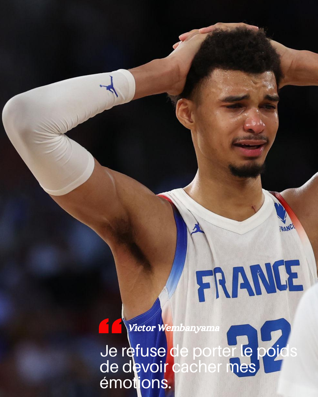 Victor Wembanyama, basketteur en équipe de France qui  pleure avec les mains sur la tête lors d'un match. Il a dit en conférence de presse " Je refuse de porter le poids de devoir cacher mes émotions".
