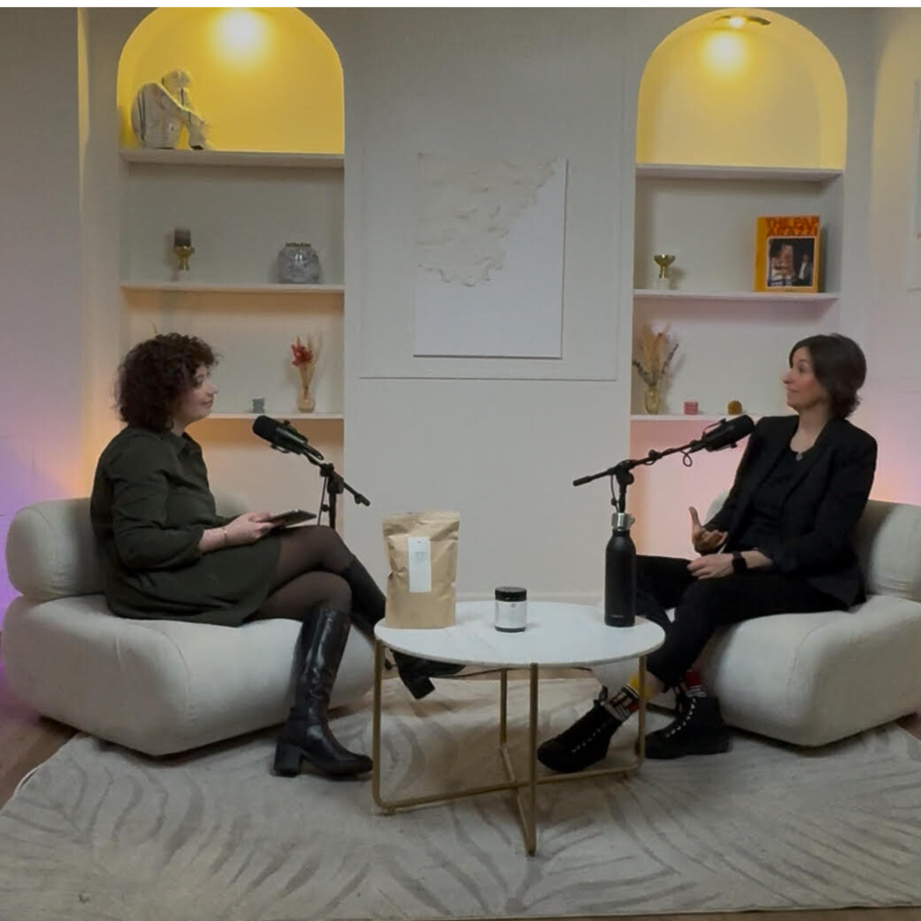 Podcast studio avec Delphine Auber coach emotionnel sportif et Noemie Jobard de chez Sunday Natural