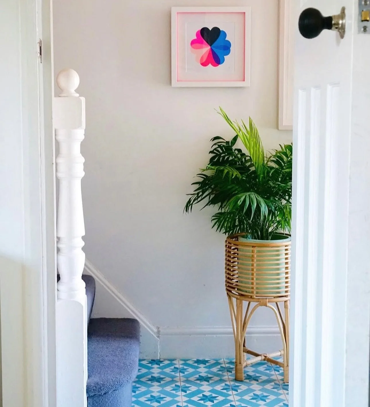 When in doubt, post someone else&rsquo;s beautifully styled hallway pic - these floor tiles 🩵 @moveovermagnolia