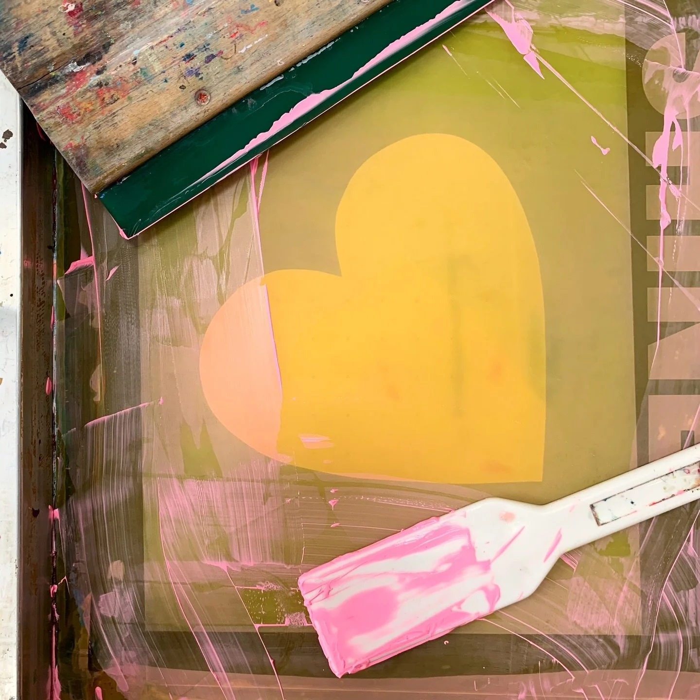 Back to work after a long weekend. Starting my day whiting my next piece for @idealhomeuk , packing up my orders and then some printing this afternoon (and some mum taxi duties in between) 🩷 #easterhols #screenprintinglife