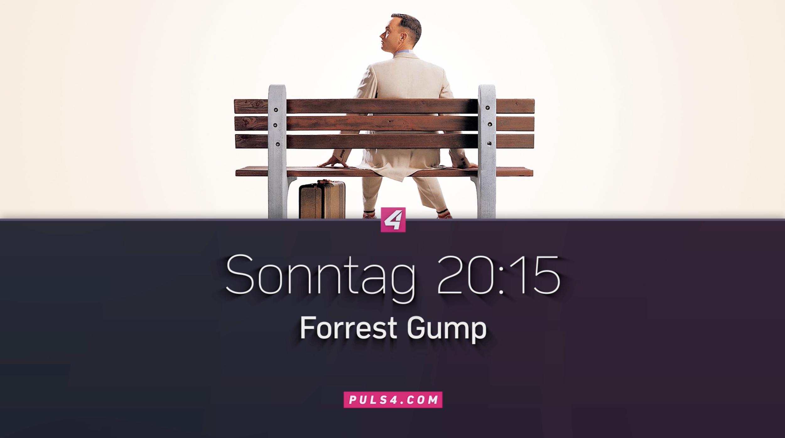 Ein Mann in einem beige Anzug sitzt auf einer Parkbank, schaut seitlich, mit einem Koffer auf dem Boden neben ihm. Das Bild ist Teil eines Fernsehprogramm-Layouts für Sonntag, 20:15 Uhr, für den Film Forrest Gump auf Puls4.
