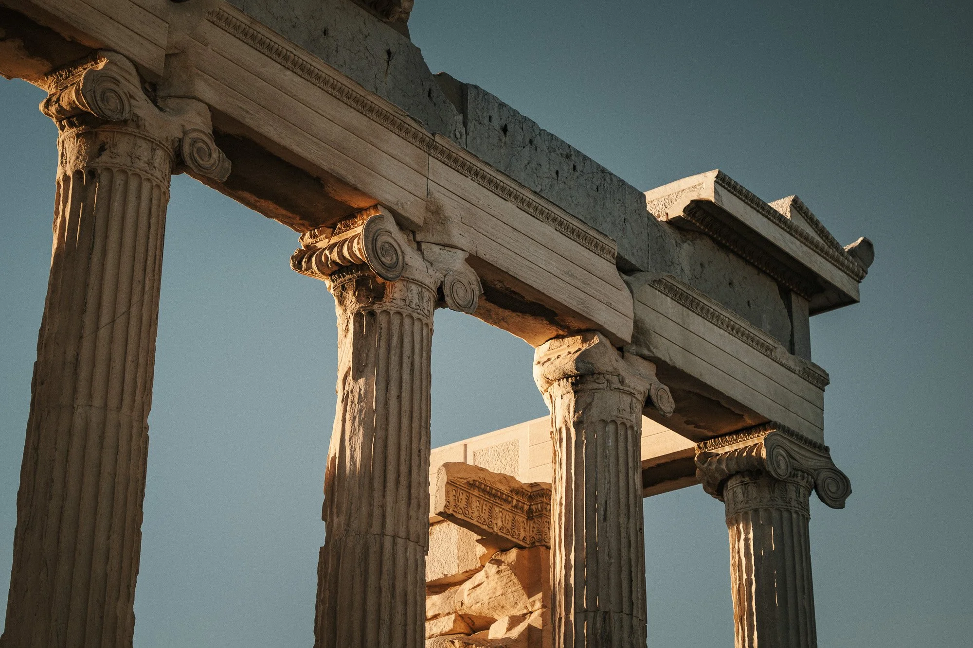 Antike griechische Tempelruine mit Säulen gegen den Himmel