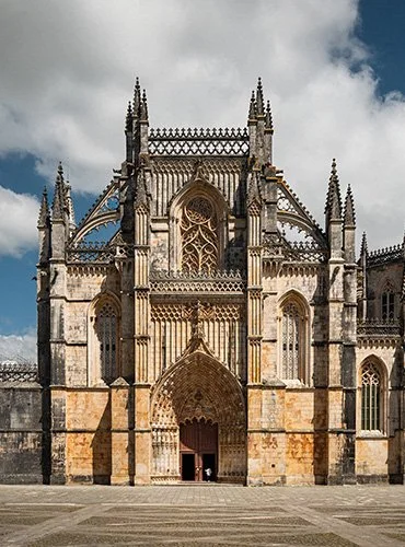 Gotische Kathedrale mit großen Torbogen und hohen spitzen Türmen, Teil der historischen Architektur.