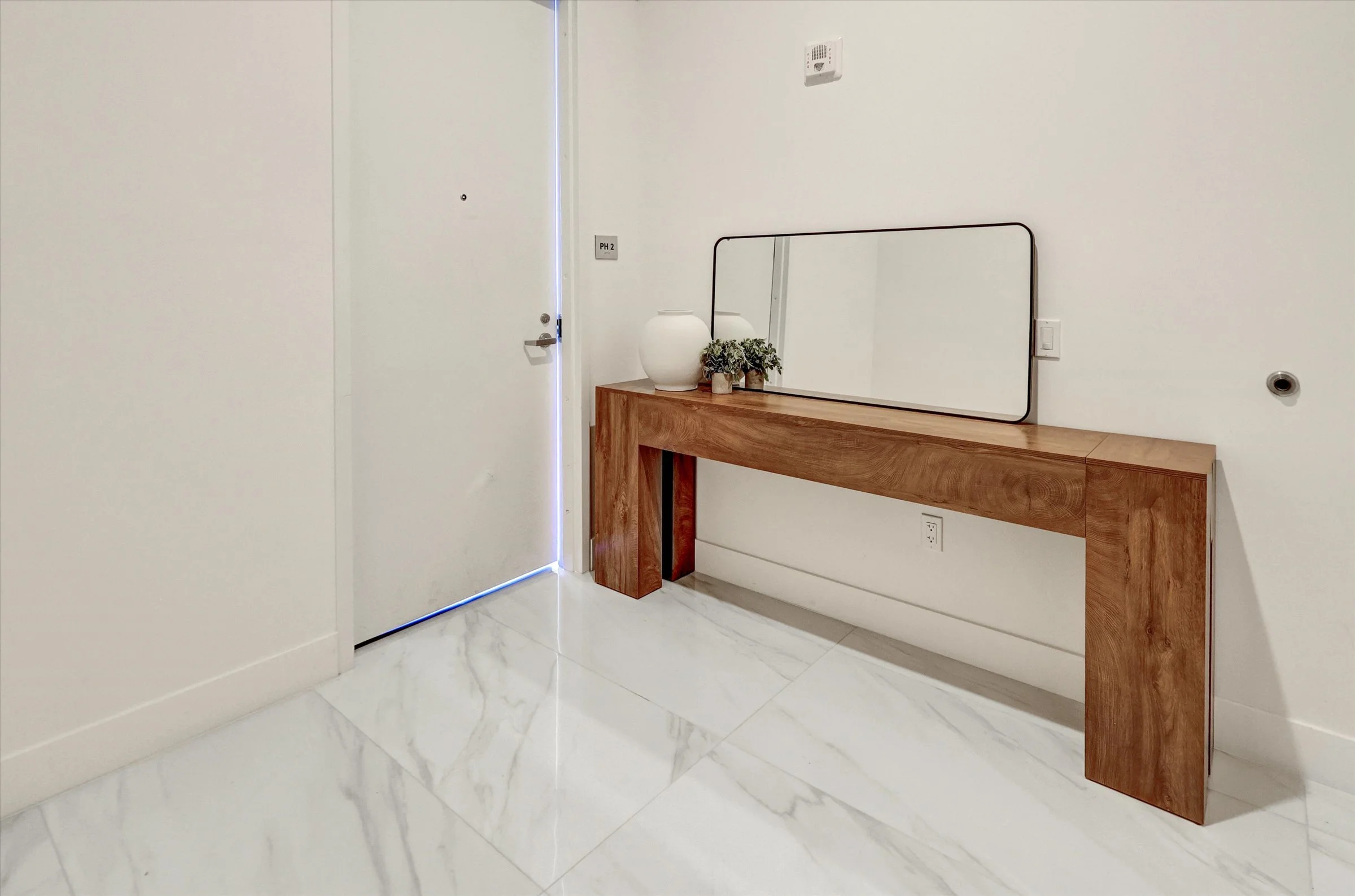 19-17550 Collins Ave-19.jpg