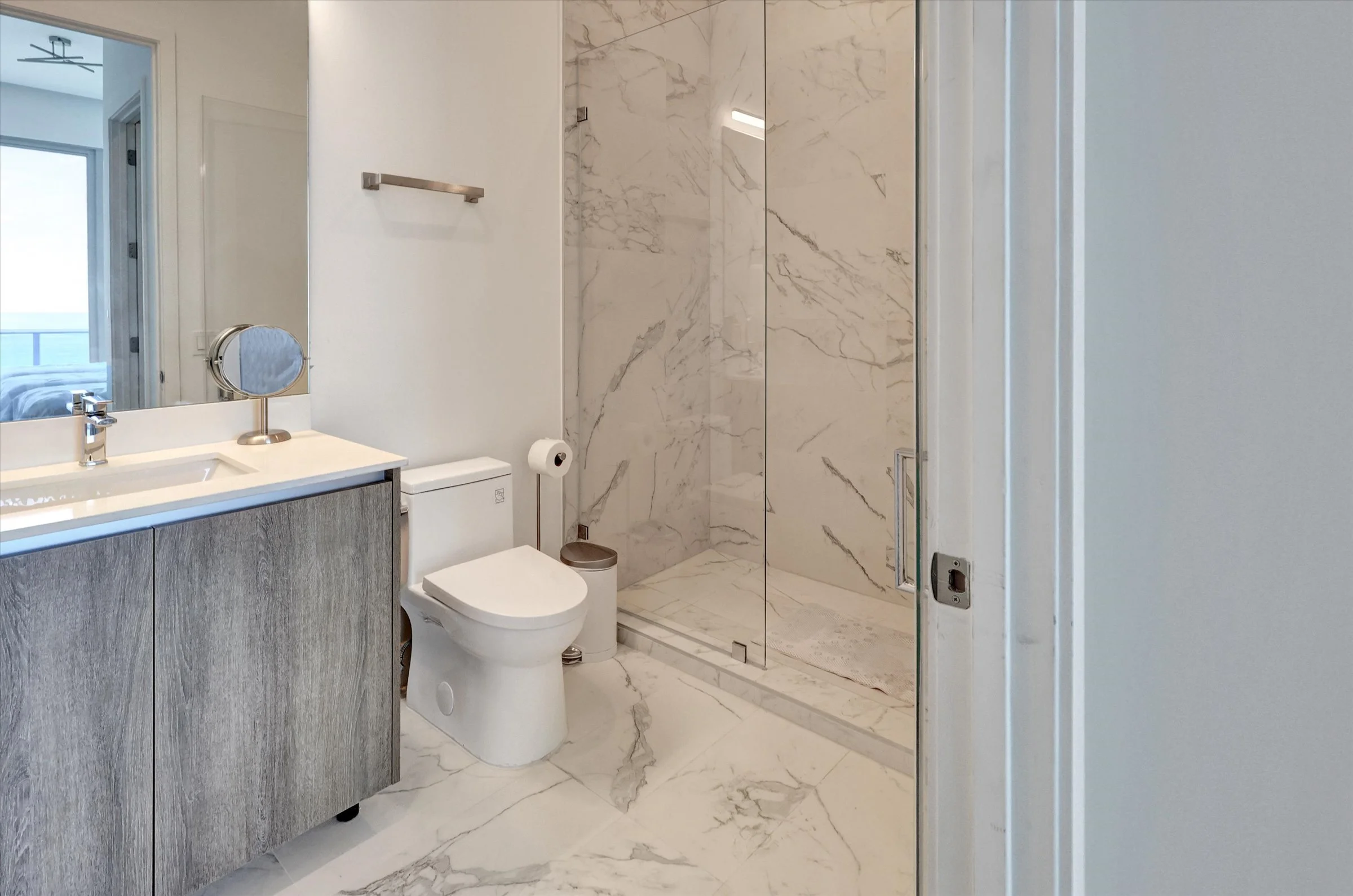 18-17550 Collins Ave-18.jpg