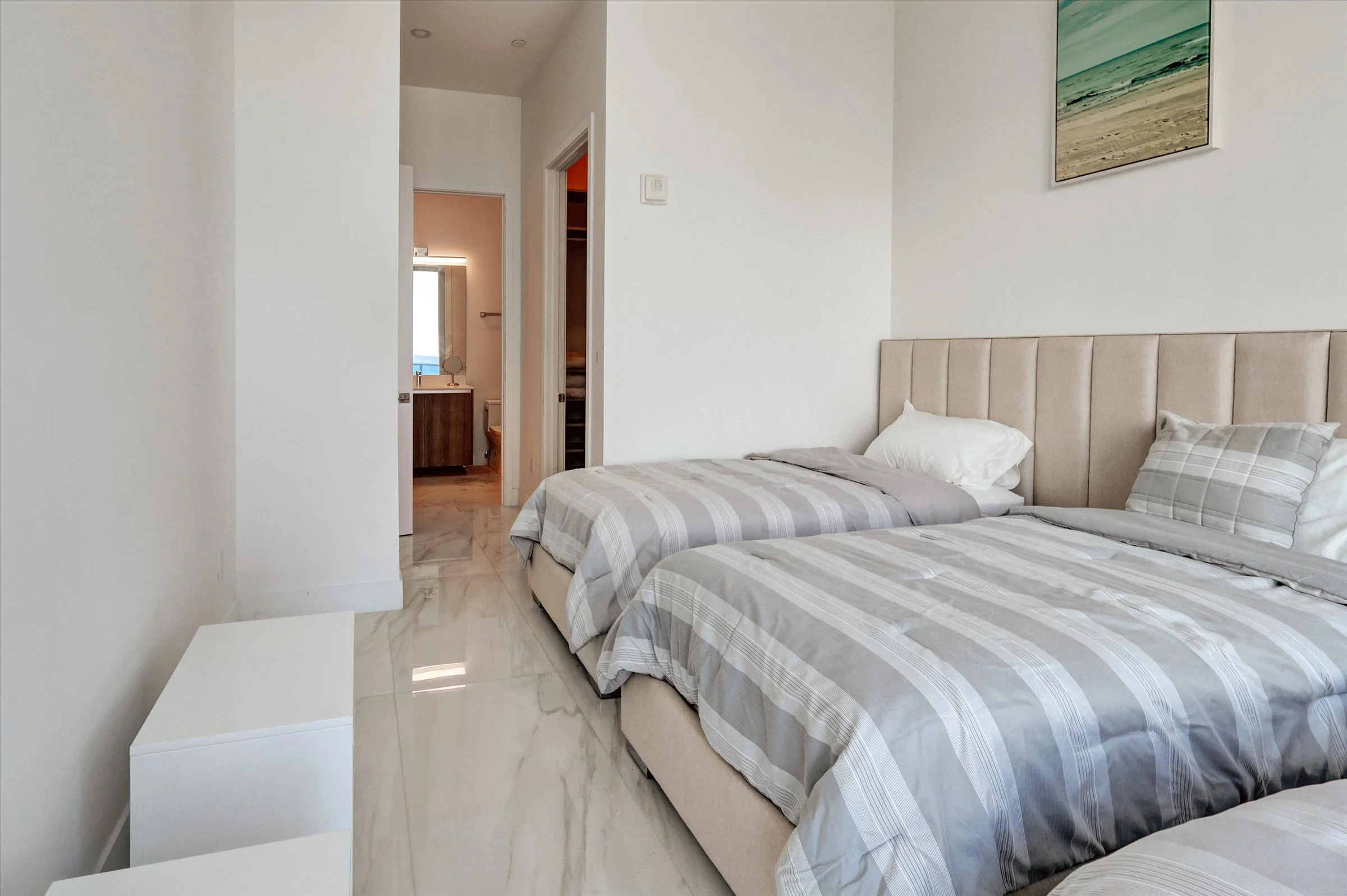 15-17550 Collins Ave-15.jpg