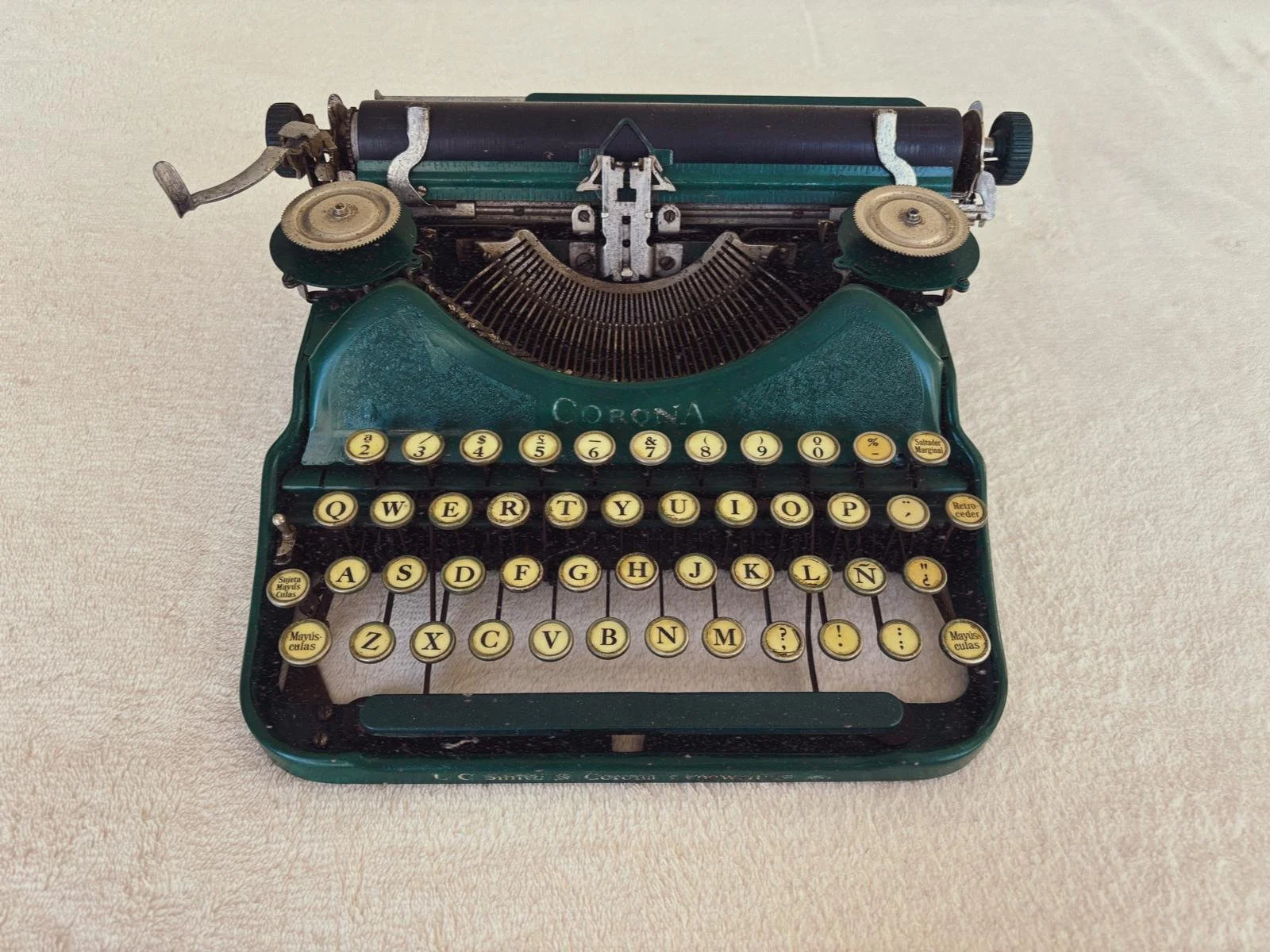 How to Change the Ribbon on a Typewriter (Step-by-Step with an Olivetti Lettera 32)