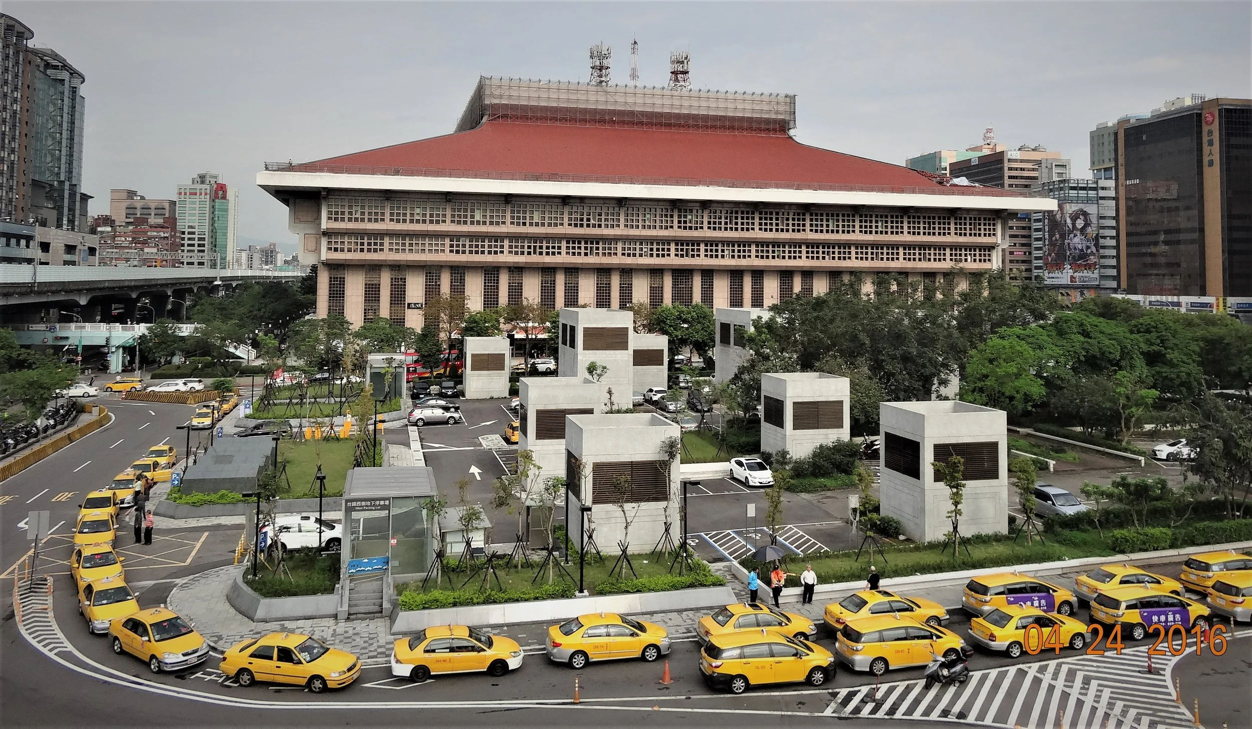 Taipei new main station traffic gridlock.jpg