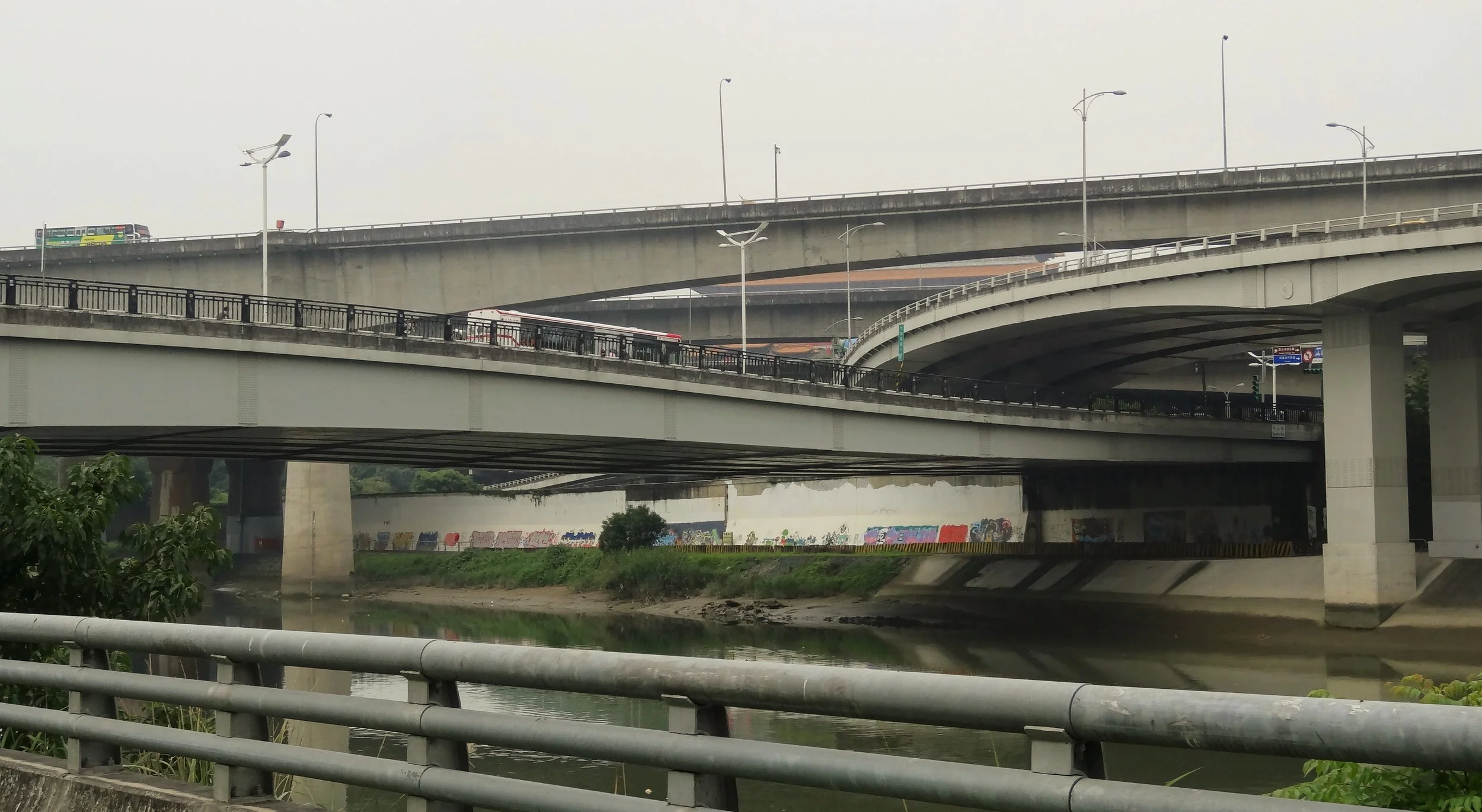 riverside cycle path motorways 1 (3).JPG