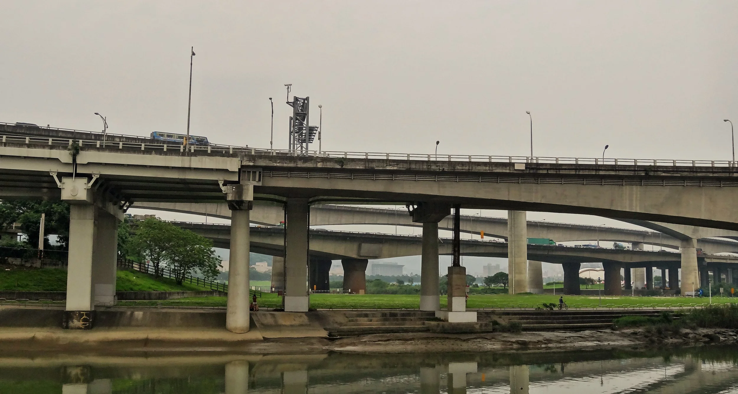 riverside cycle path motorways 2 (2).JPG