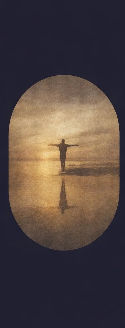 Una figura humana con los brazos extendidos en un escenario que parece un lago o playa, reflejada en el agua, durante el atardecer o amanecer con el cielo naranja y amarillo.