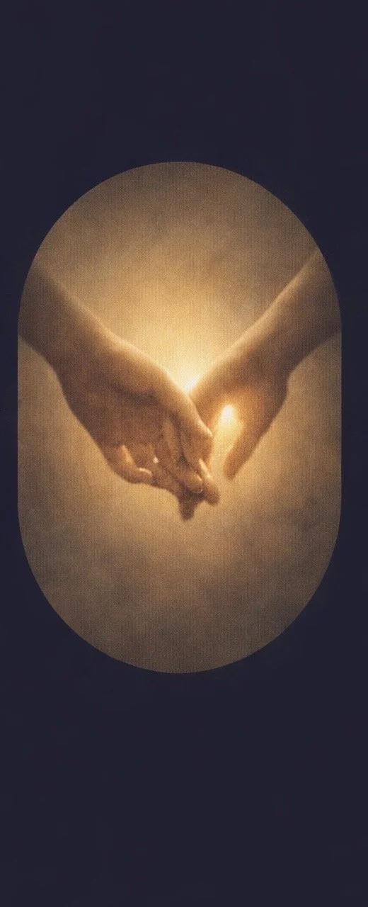 Dos manos entrelazadas en un fondo de luz cálida en un marco ovalado.