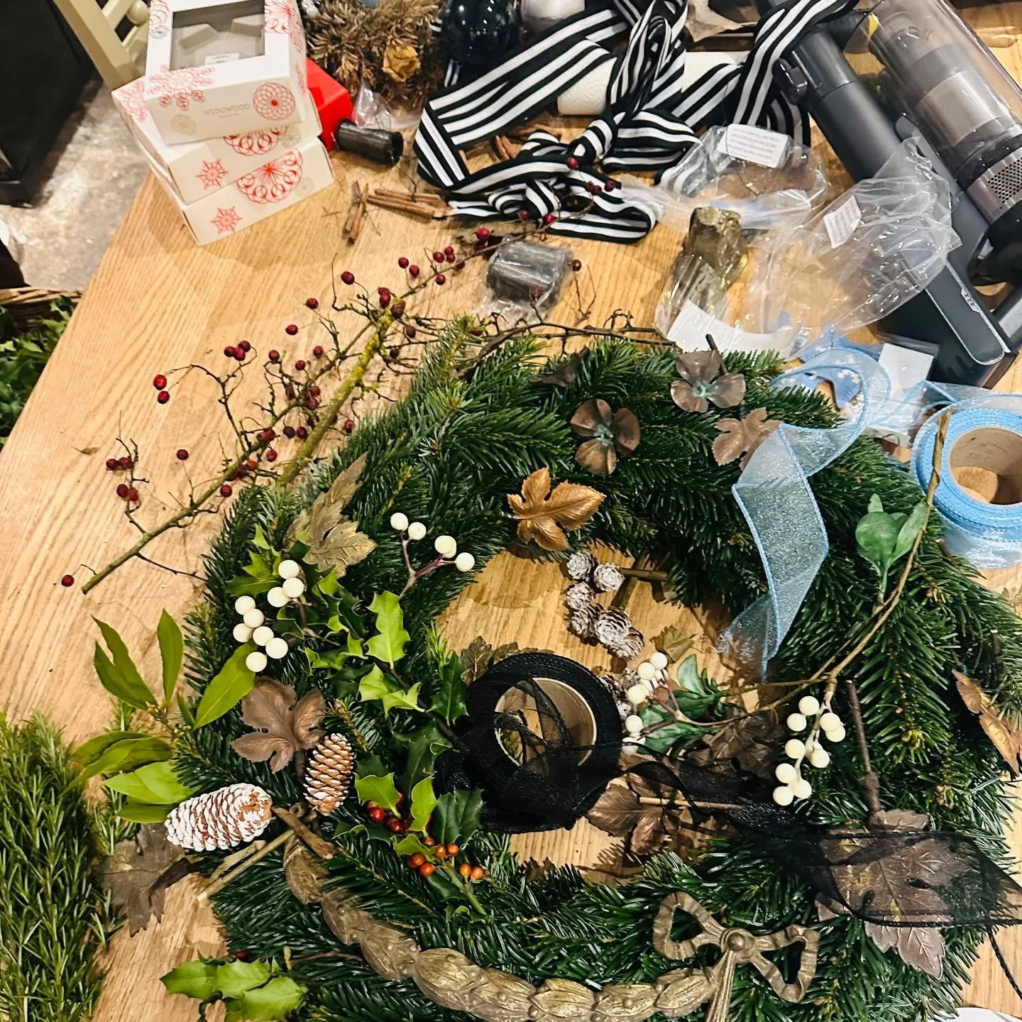 Join us for a one-day workshop (either 8th or 9th December) centered around a sit-down three-course lunch and create a Christmas wreath. It's a messy activity (the vacuum is at the ready for the aftermath), but it's such a joy to create this symbol u