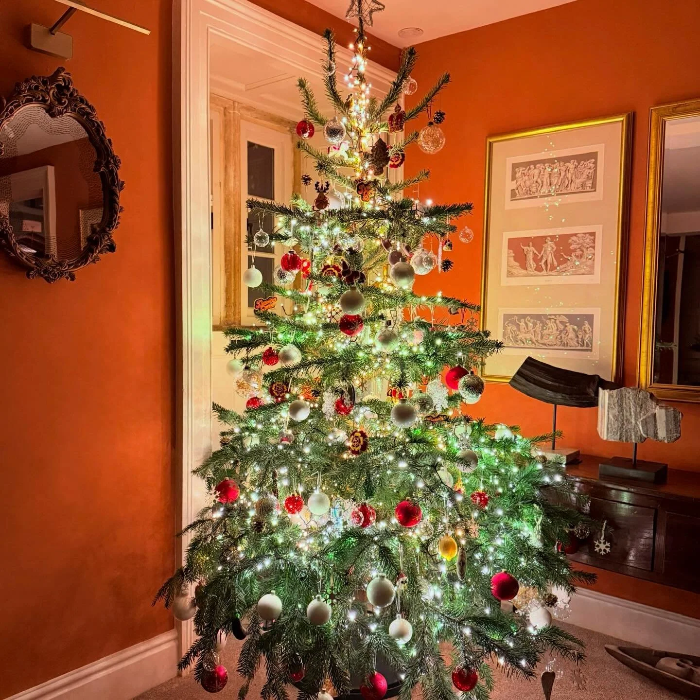 🎄🌲 Now the tree is up it really feels like Christmas 🌲 🎄