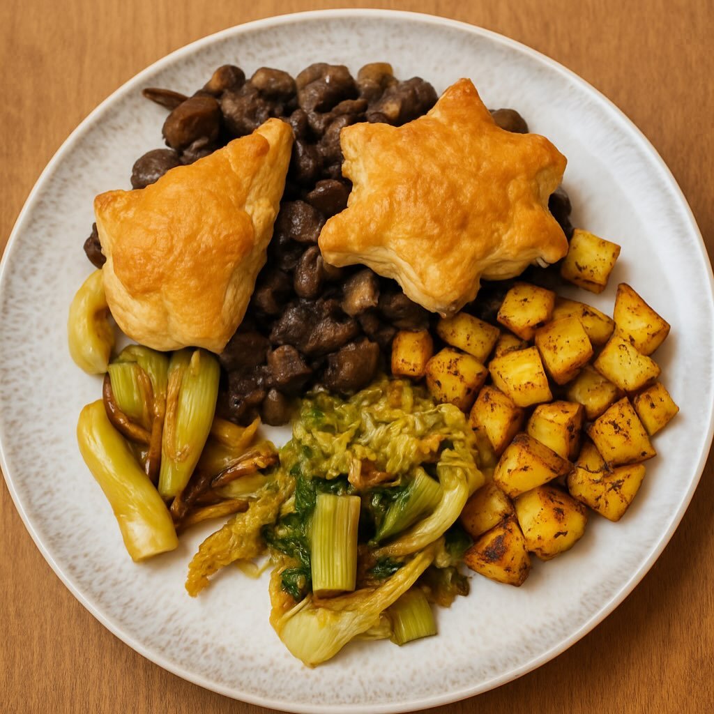 On today&rsquo;s winter menu for the guests: mushroom and chestnut pie (with 🌲 and ❄️ puff pastry lids - squint and you&rsquo;ll see it - maybe!) with rosemary and lemon potatoes, winter greens and braised leeks. For afternoon team a spiced pear and