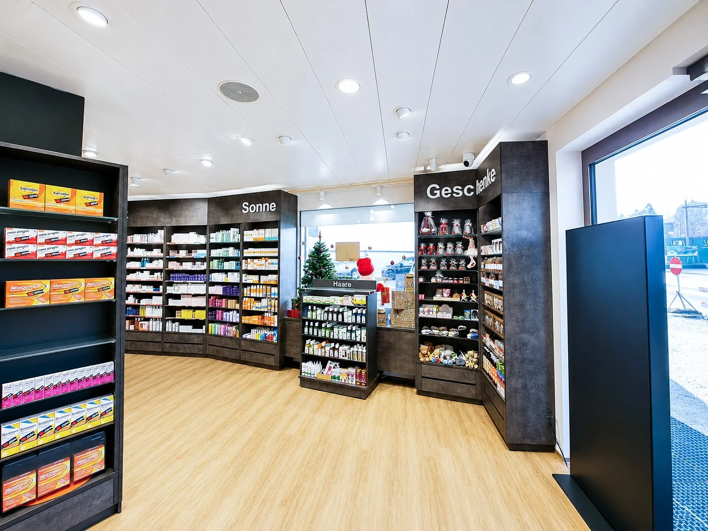 Seetal Apotheke Seon_Umbau Apotheke Schweiz_med-design_Bolliger Ladenbau (2).jpg