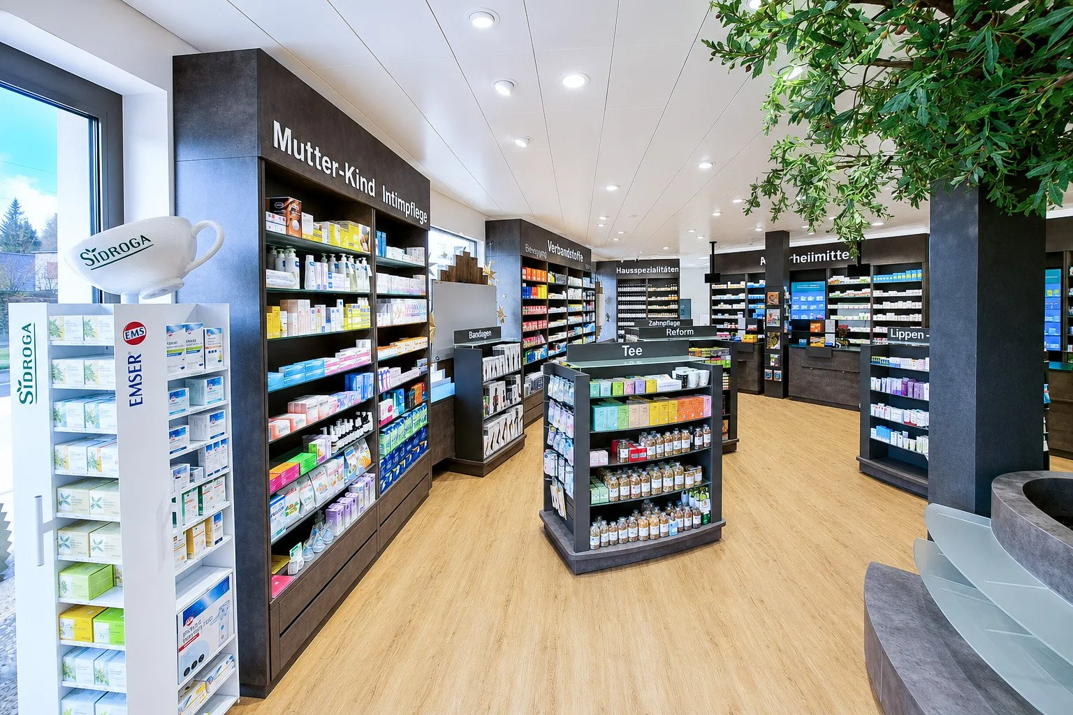 Seetal Apotheke Seon_Umbau Apotheke Schweiz_med-design_Bolliger Ladenbau (1).jpg