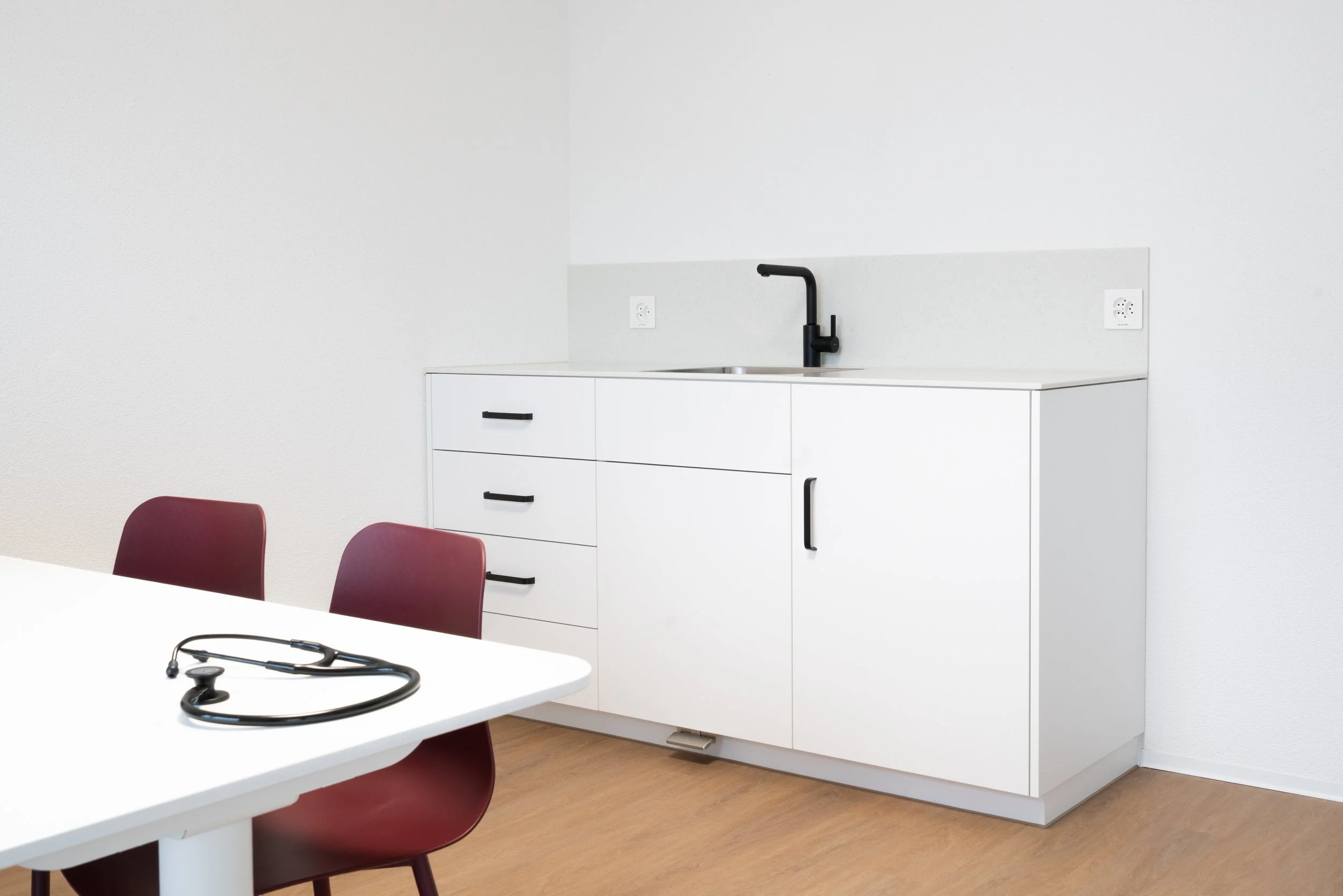 Cabinet de groupe_Seon_Cabinet_Aménagement intérieur_Bolliger Ladenbau (1).jpg