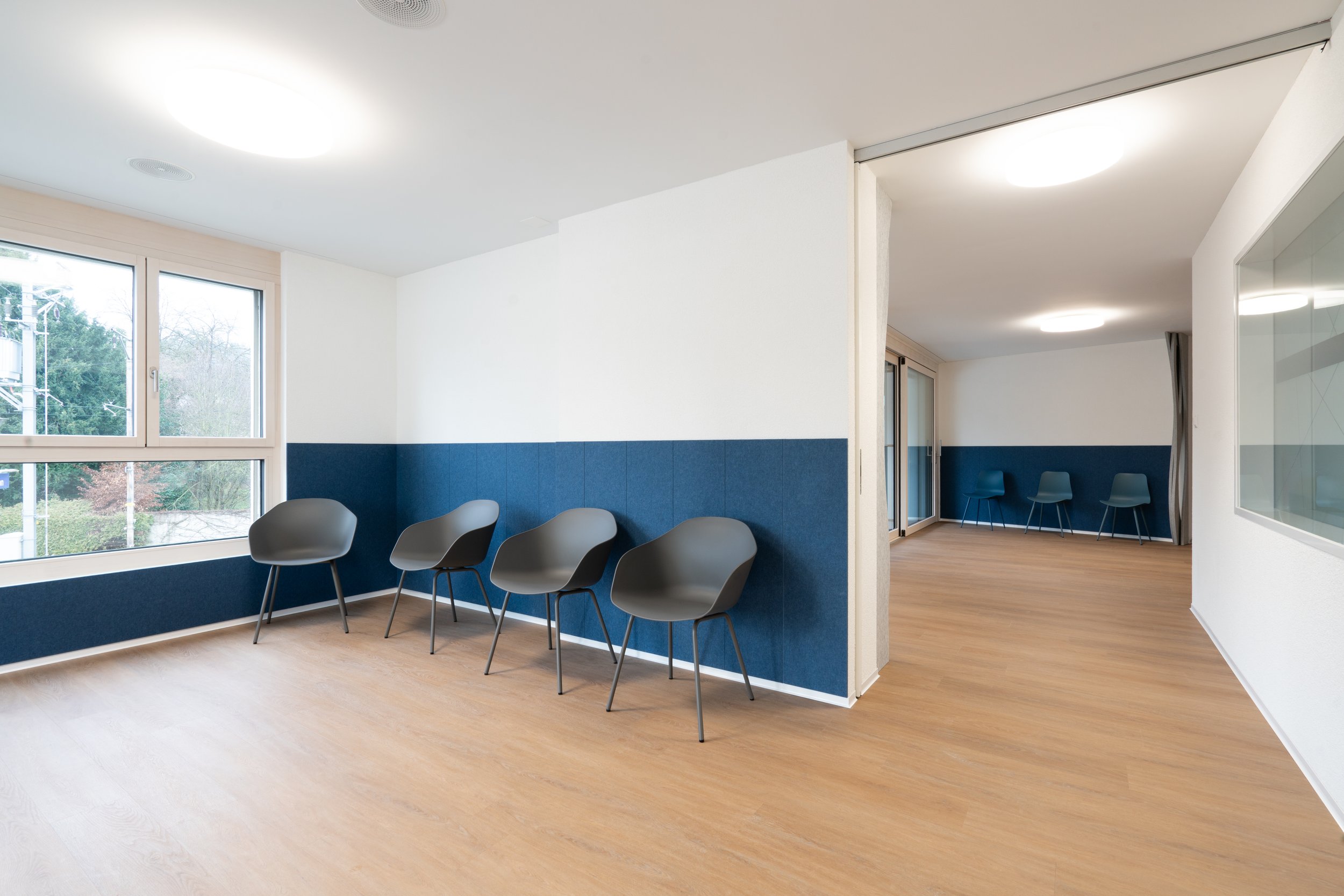 Cabinet de groupe_Seon_Cabinet_Aménagement intérieur_Bolliger Ladenbau (2).jpg