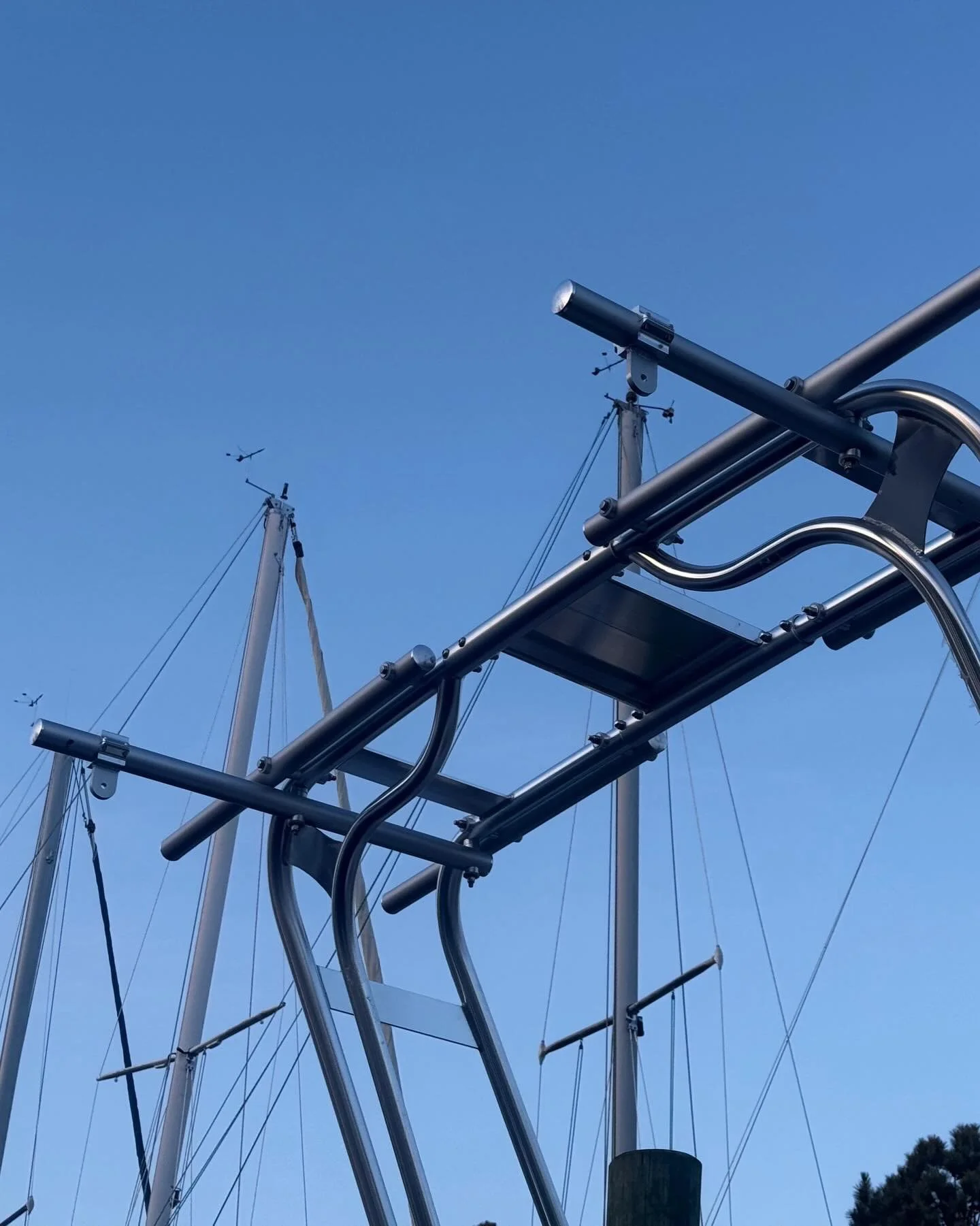 And just like that, the weather has turned - hello short sleeves, sunshine and spring bulbs! This week was spent adding supports to the arch which was very tedious and calculated work. (Lots of fetching and handing things up for the first mate.) Four