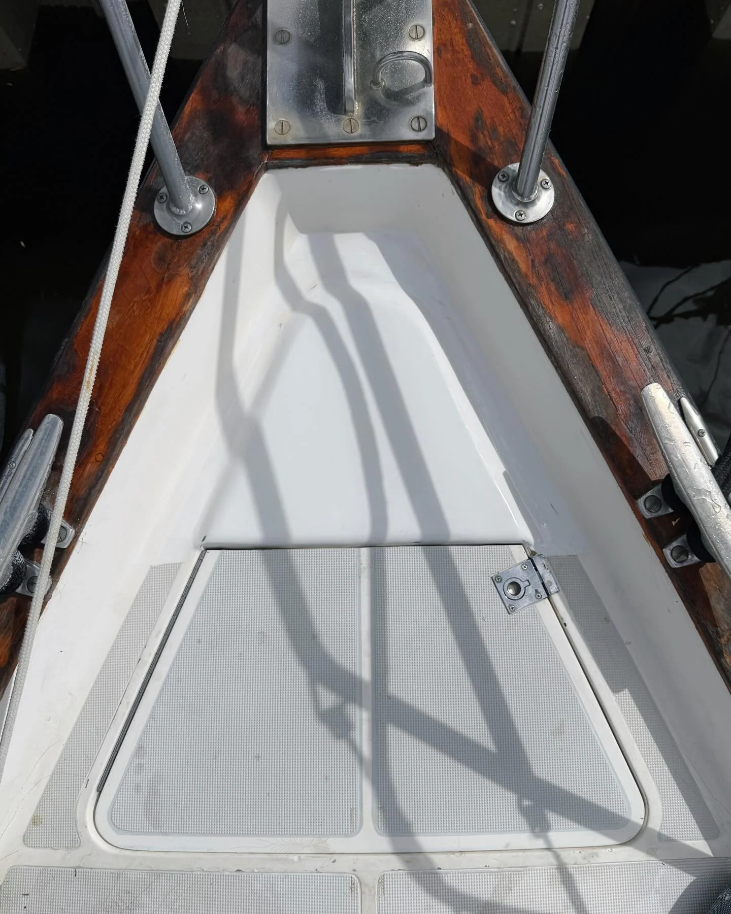 This week was spent prepping the deck where the windlass will live. We were lucky enough to get most of the needed supplies from our good friend here at the marina. There was more fiberglass to sand, followed by multiple applications of gel coat. We 