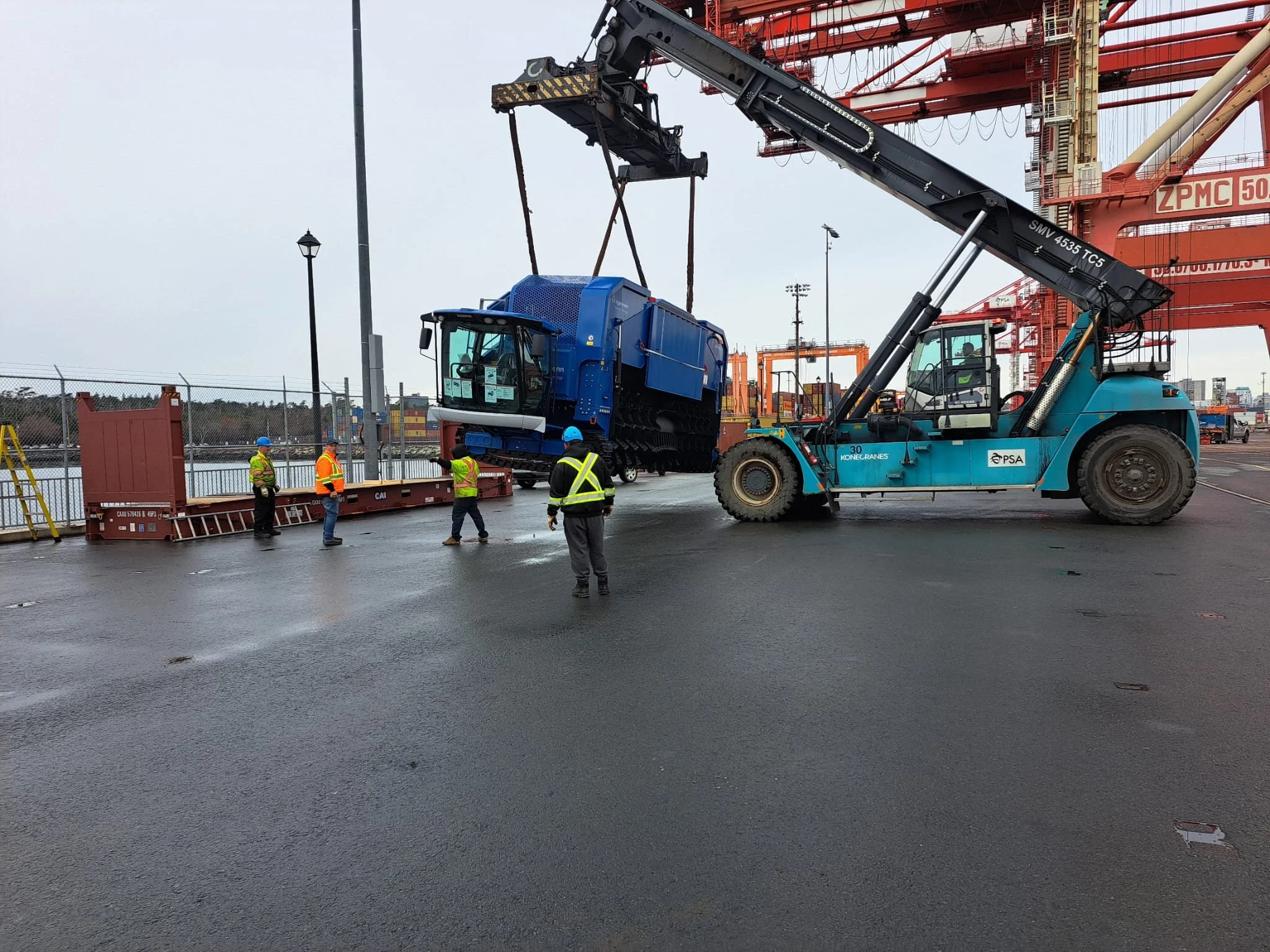 35 mt machine being lifted off flat rack at Halifax Port