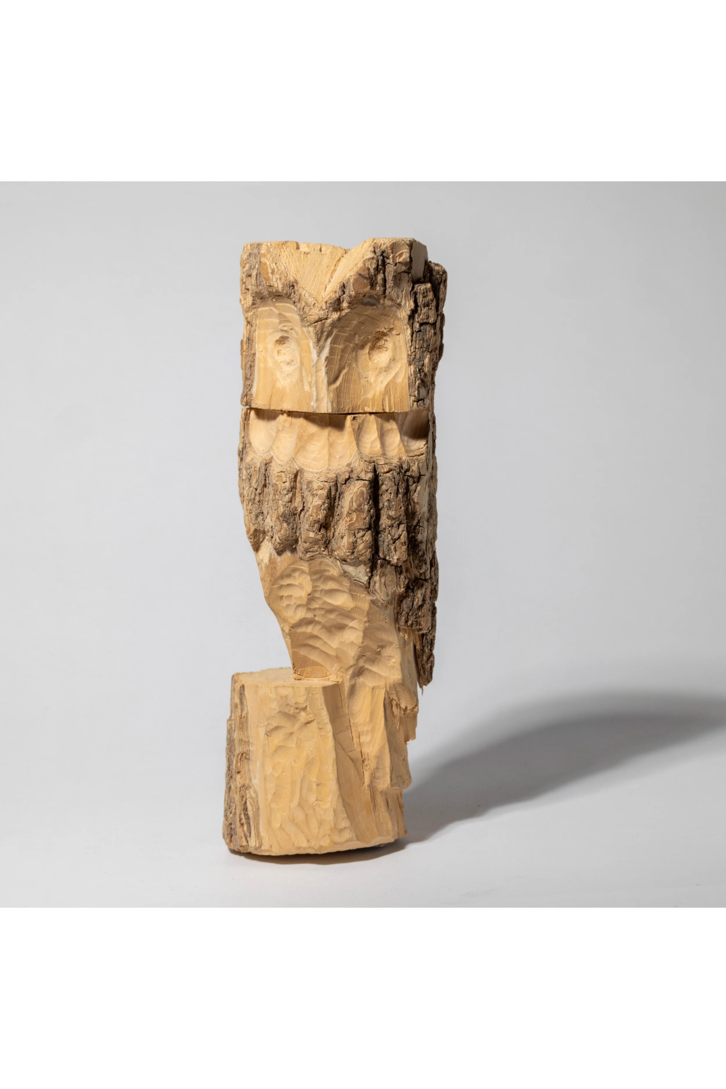 Holzskulptur, Eule,  teilweise im rohen Holzstil.