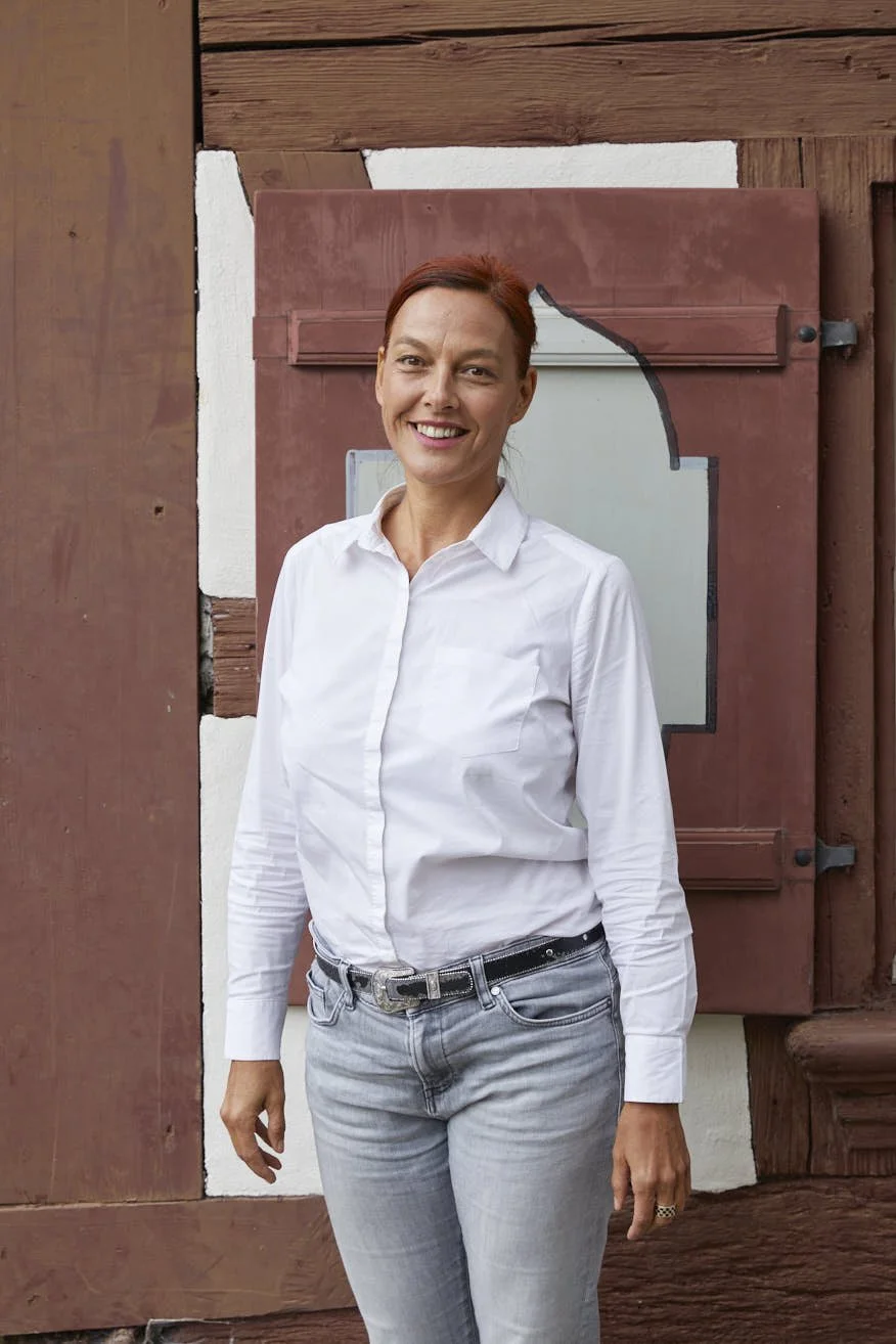 Bild mit einer pastelfarbenen, gemusterten Hintergrund und dem Text 'BILD FOLGT' in weißer, unregelmäßiger Schrift.