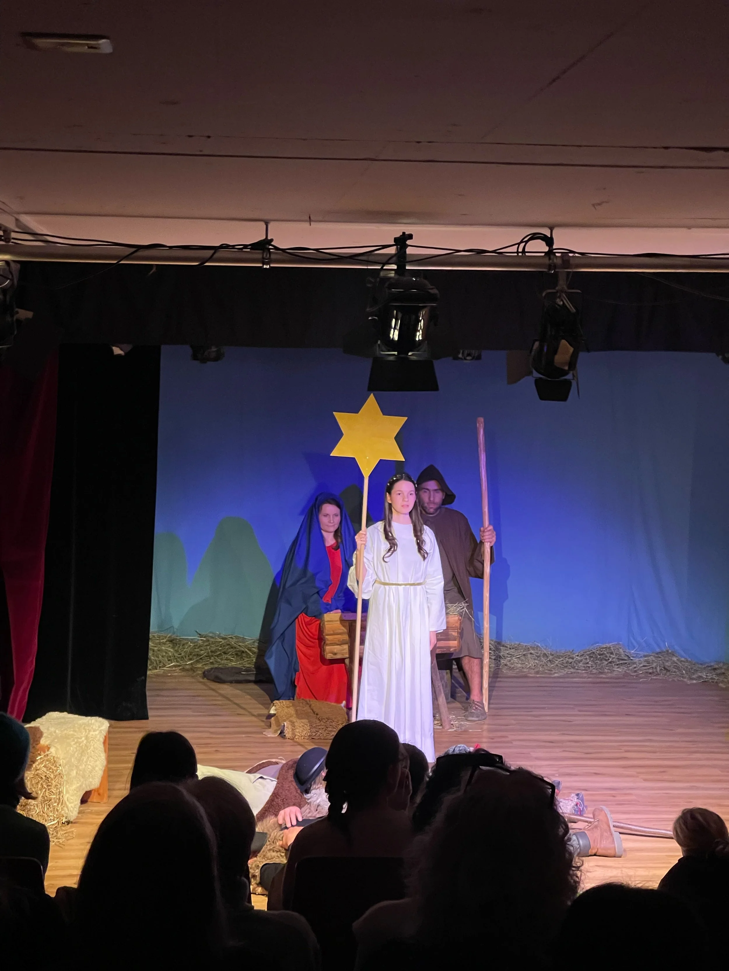 Szene aus dem Oberuferer Christgeburtsspiel auf der Theaterbühne der Rudolf Steiner Schule