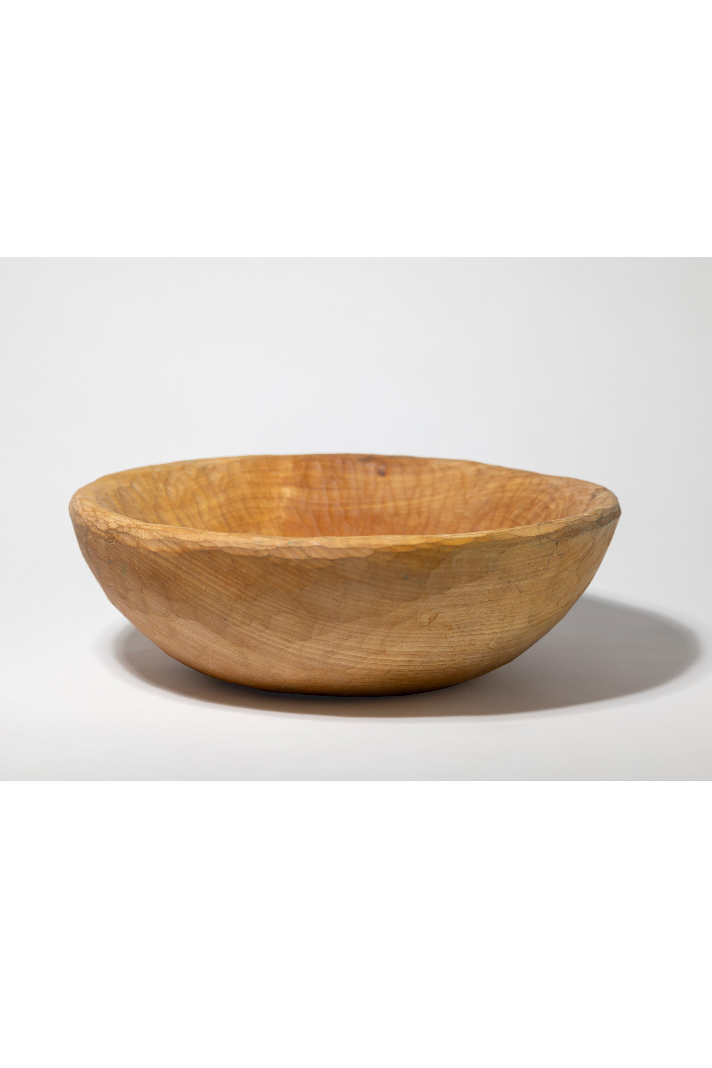 Handgefertigte Holzschüssel auf weißem Hintergrund