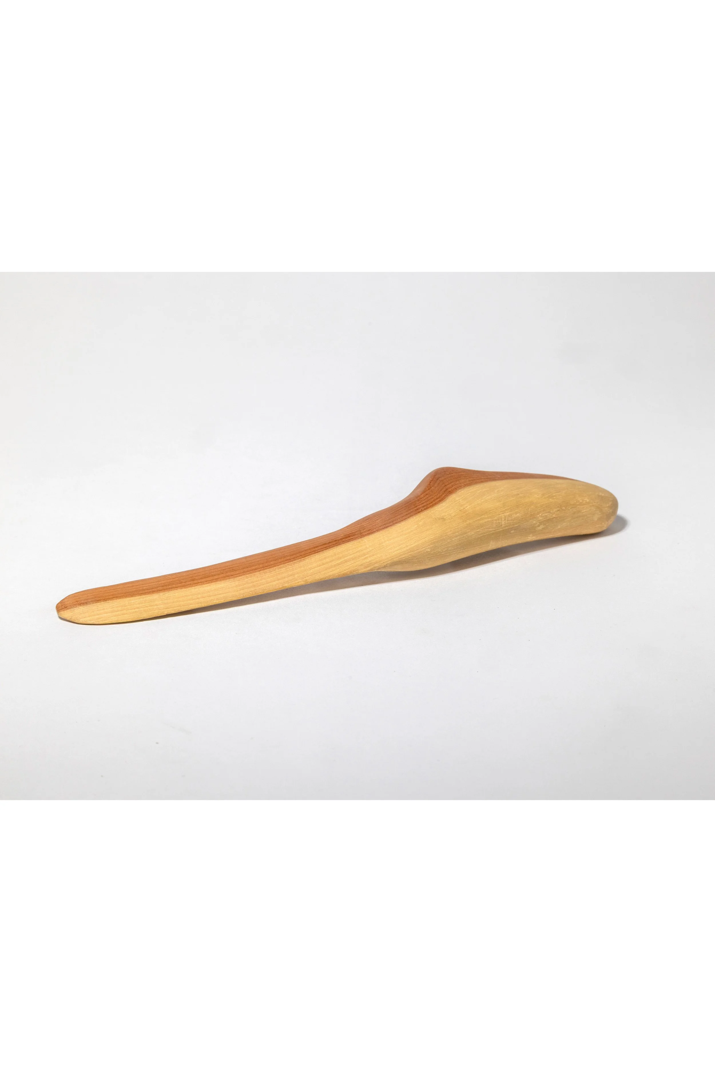 Ein Brieföffner aus zwei verschiedenen Holzarten.