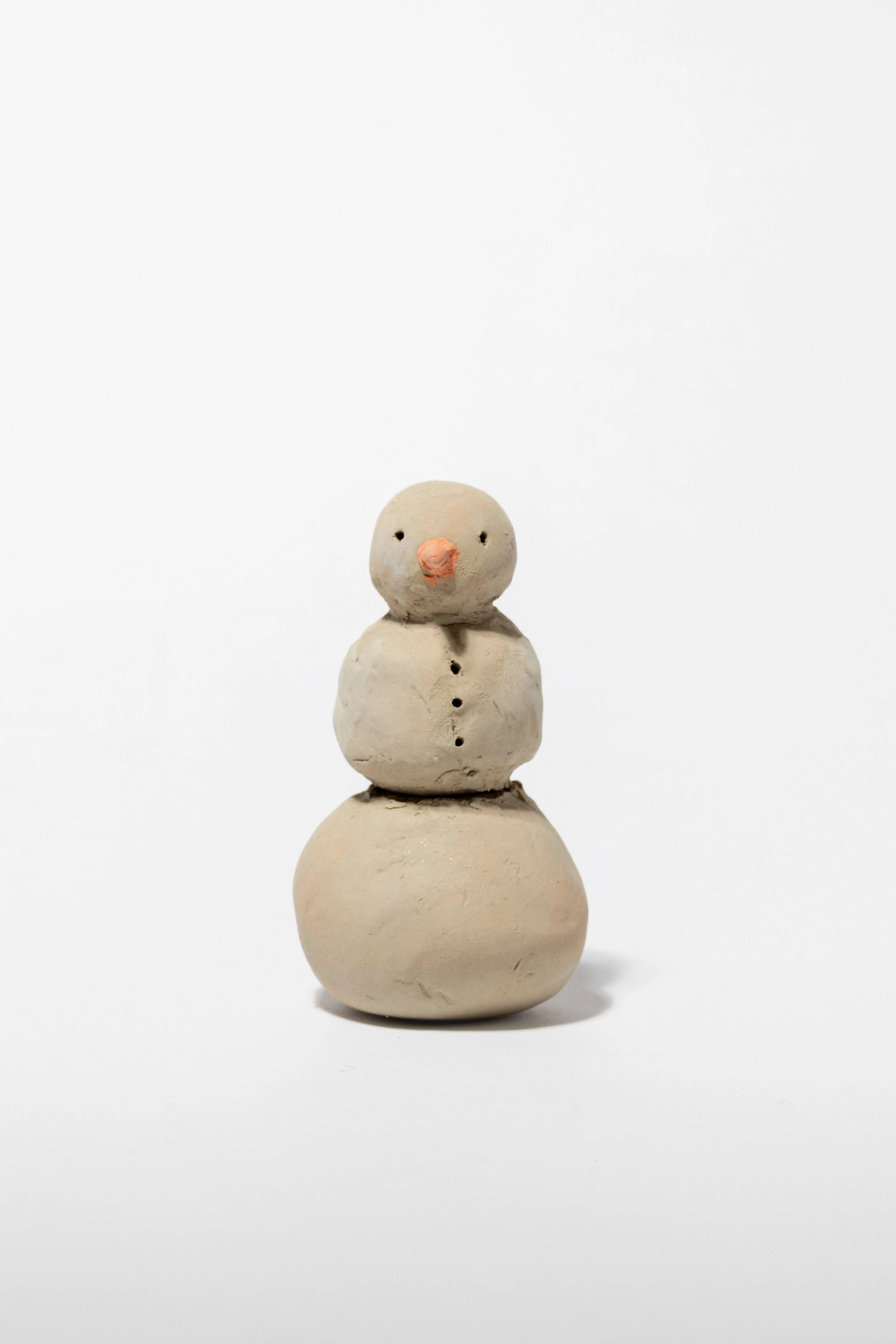Schneemann aus Ton aufbauen, mit einem weißen Hintergrund