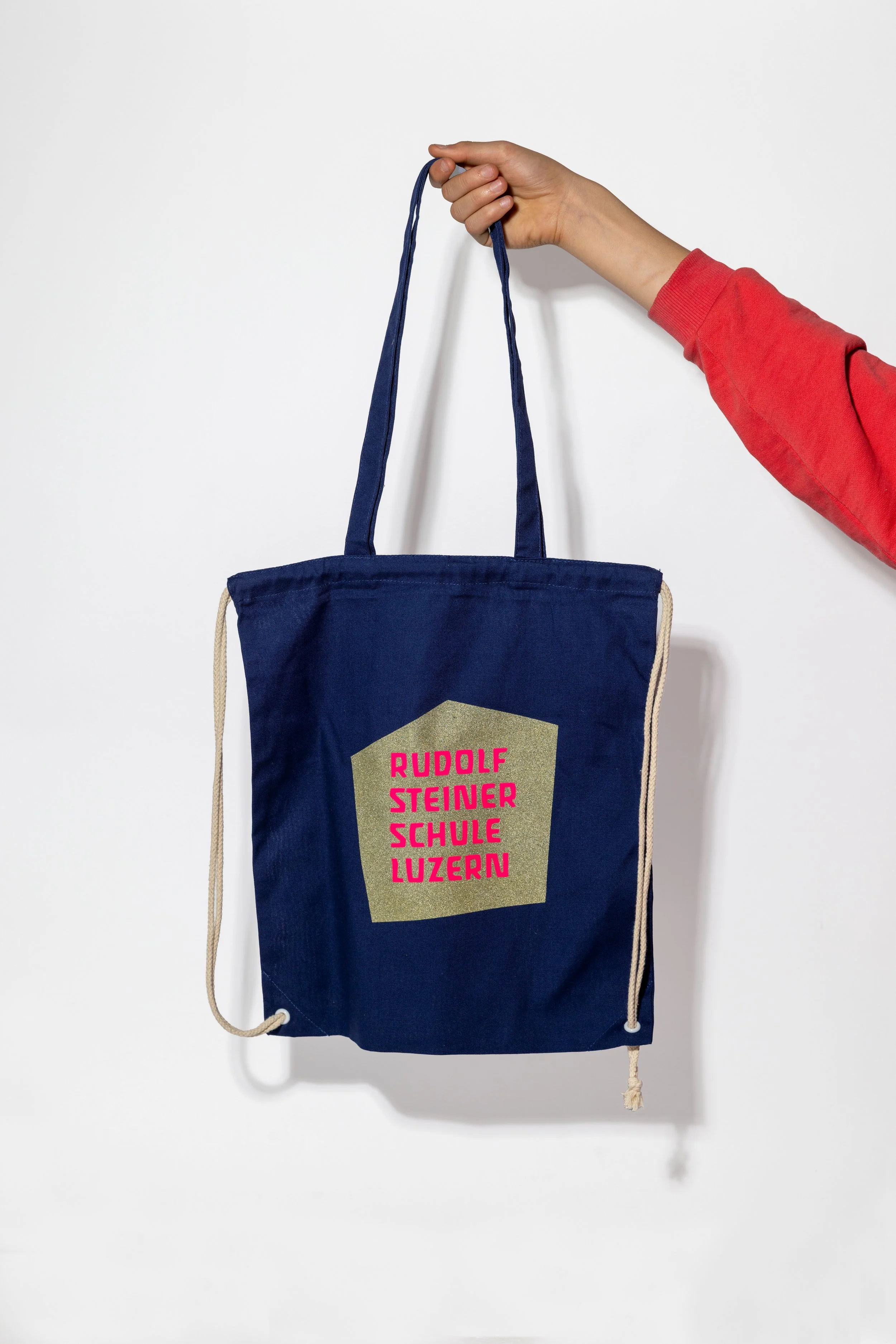 Multifunktionaler Baumwolltsportbeutel mit langen Griffen und Kordelzug, der als Tasche oder Rucksack getragen werden kann.