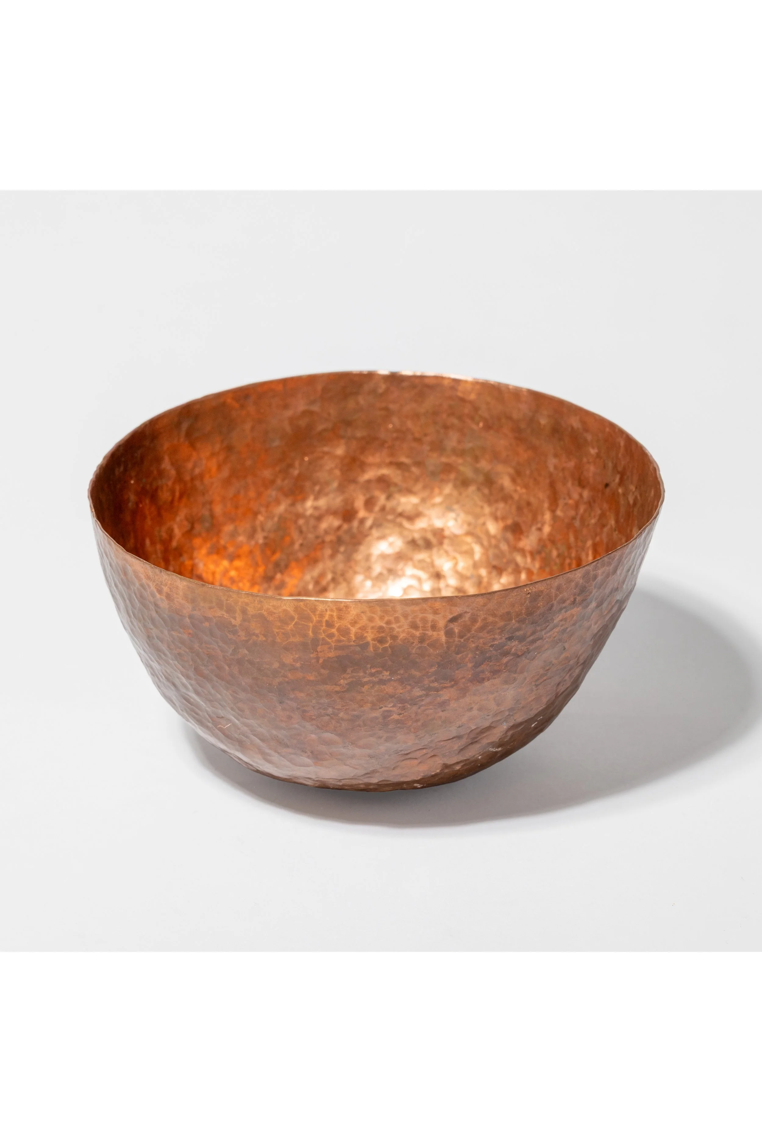 handgefertigte Kupferne Schüssel auf weißem Hintergrund.