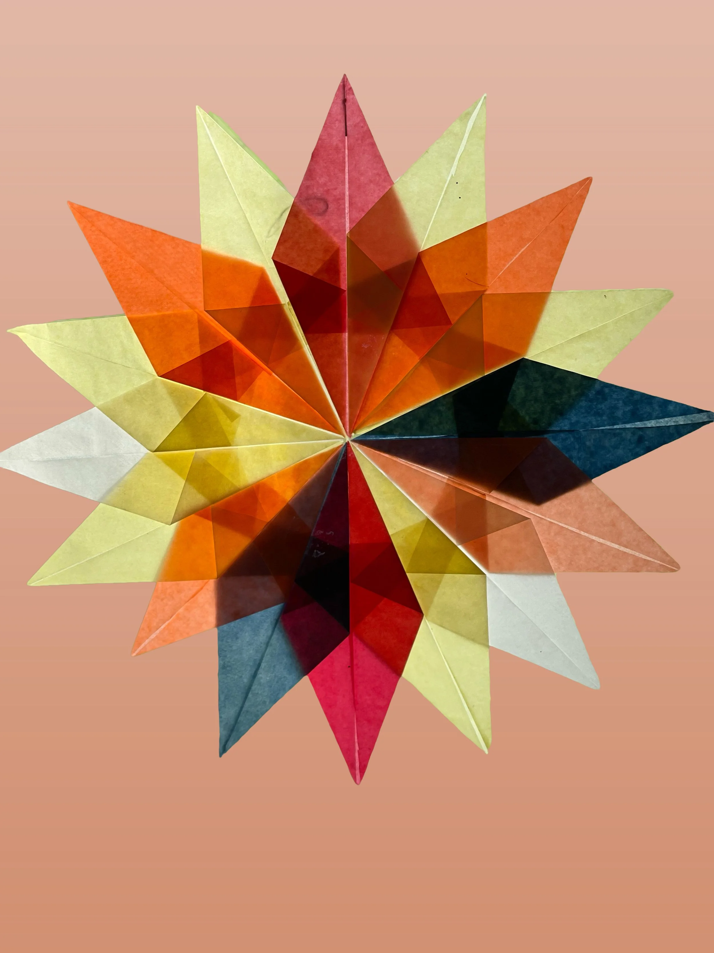 Weihnachtsdekoration, bunter Fensterstern aus Pergamentpapier. auf einem hellen Hintergrund.