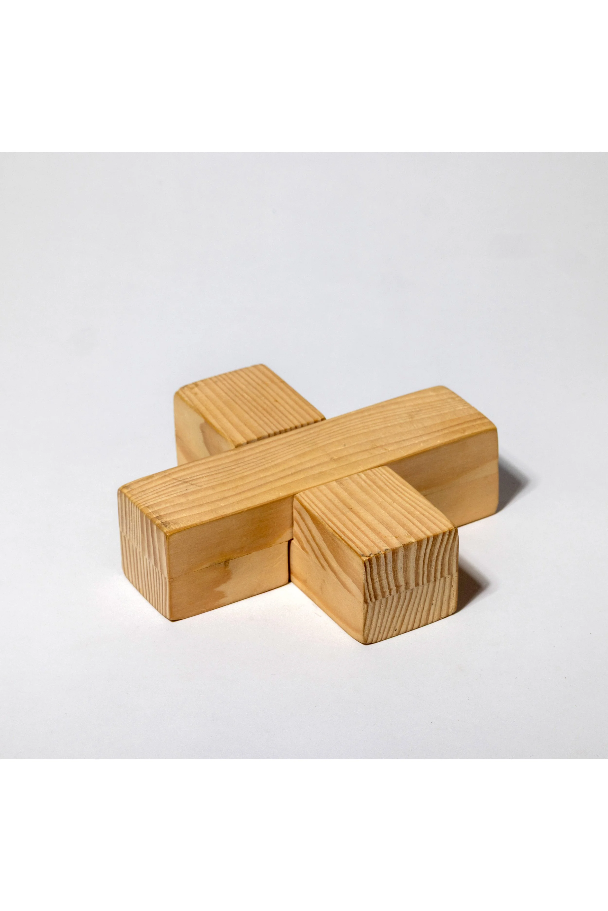 In diesem magischen Holzkreuz versteckt sich das Prinzip eines Tresorschlosses. auf weißem Hintergrund.