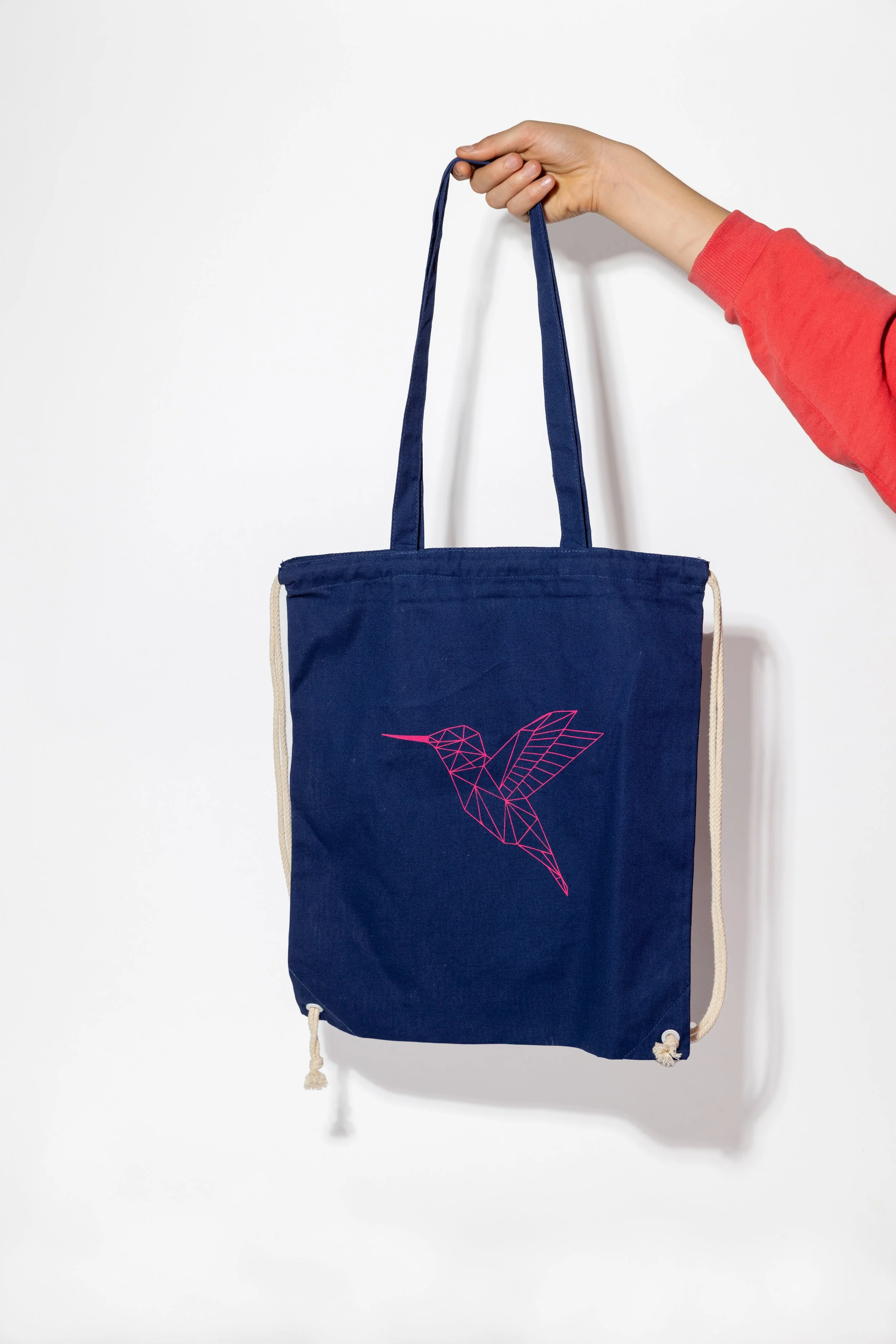 Multifunktionaler Baumwolltsportbeutel mit langen Griffen und Kordelzug, der als Tasche oder Rucksack getragen werden kann.