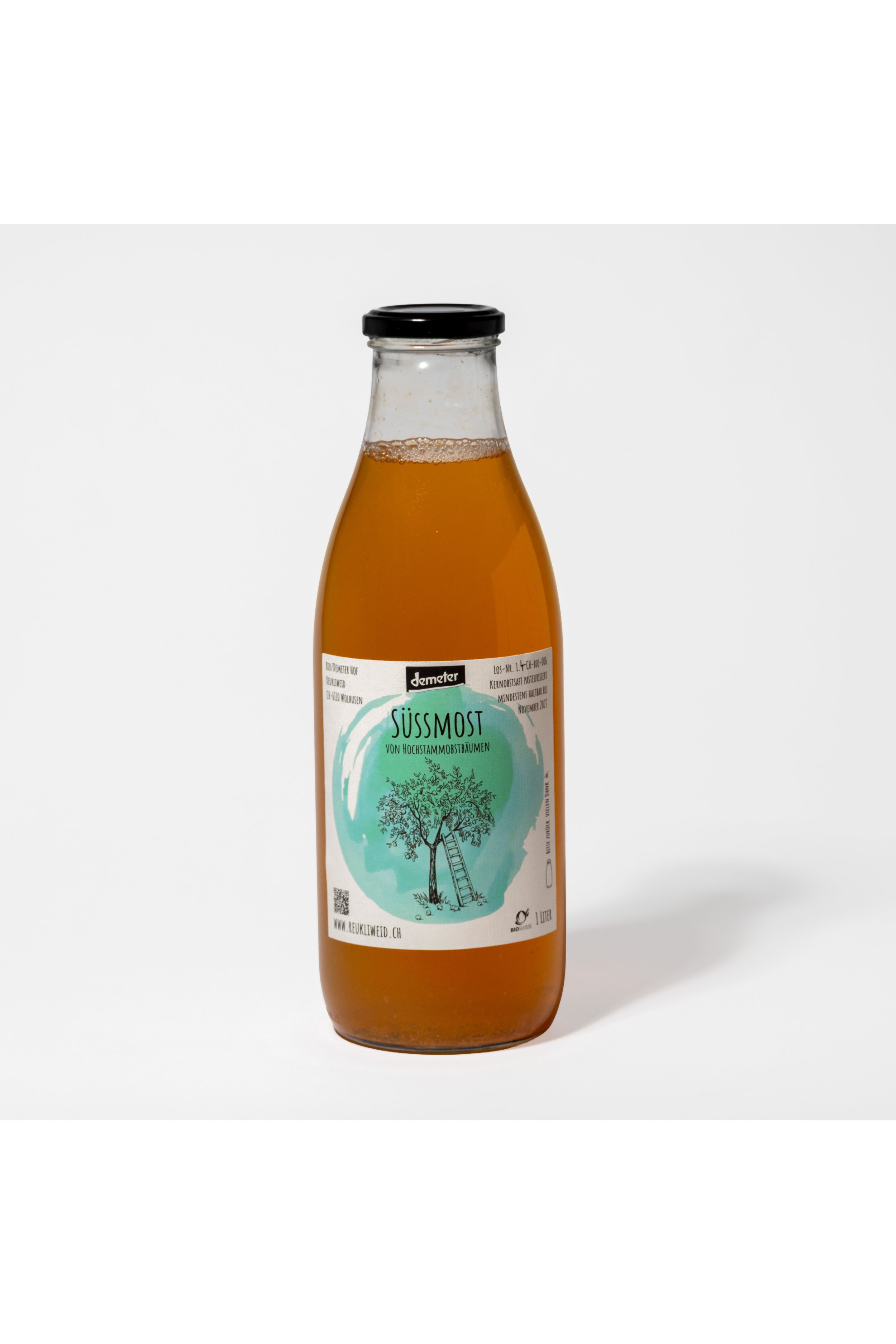 Bald flüssige Honigfarbe in einer Flasche mit Label, das einen Baum und den Text "Süßmost von Hochstammobstbäumen" zeigt.