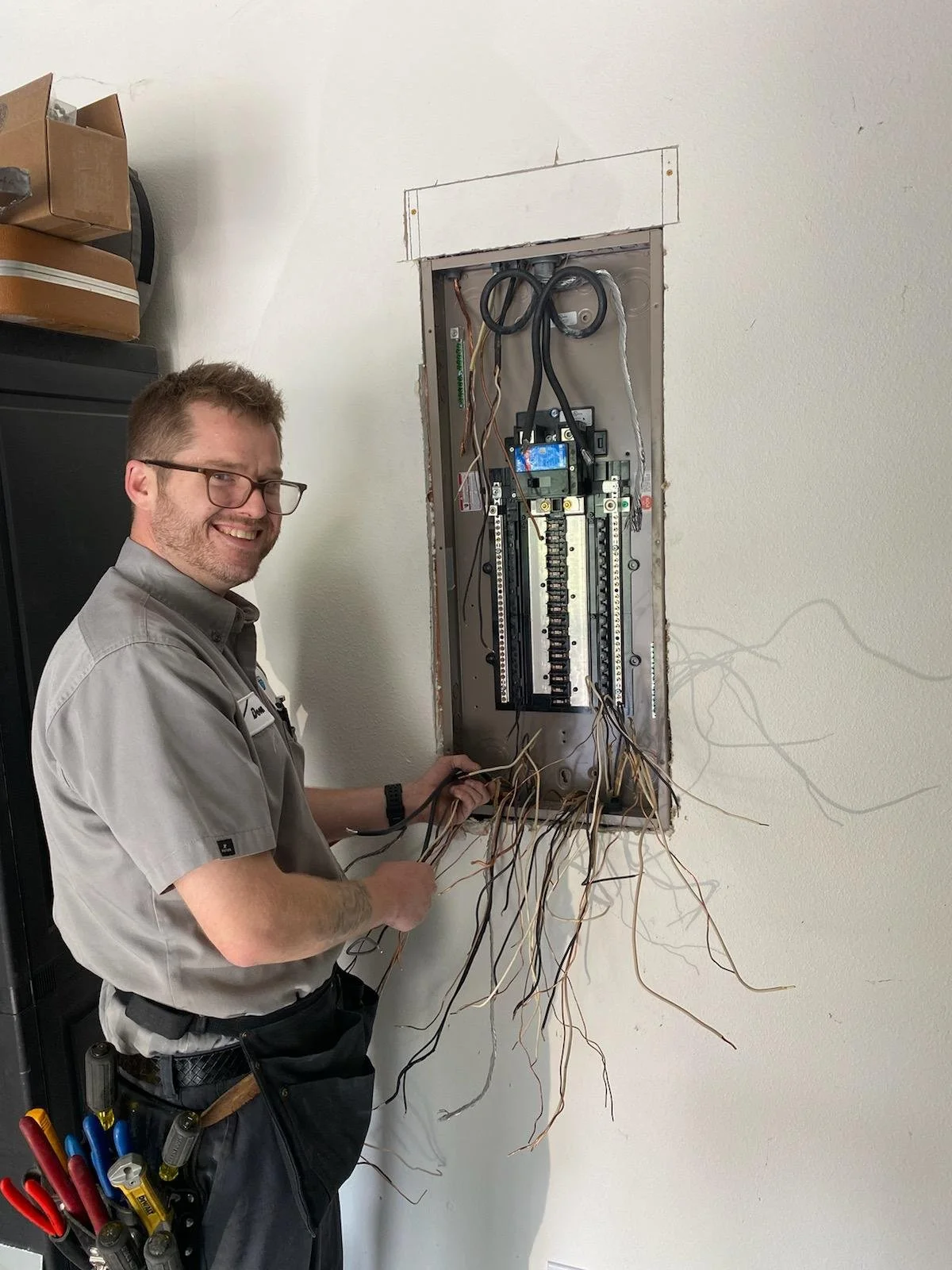 Devon Eisele, Master Electrician, organizes wires.